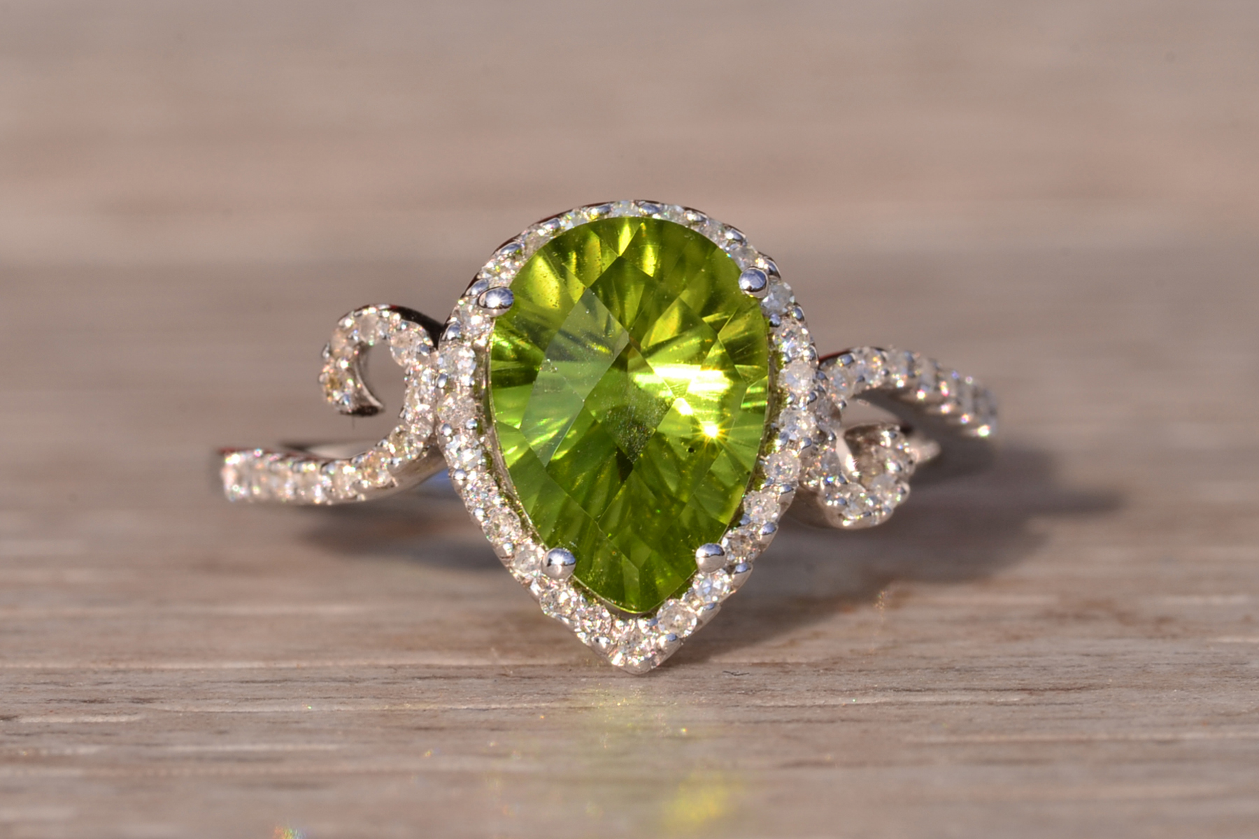 The 92nd Avenue: Peridot and Natural Diamond Ring in White Gold - Image 2