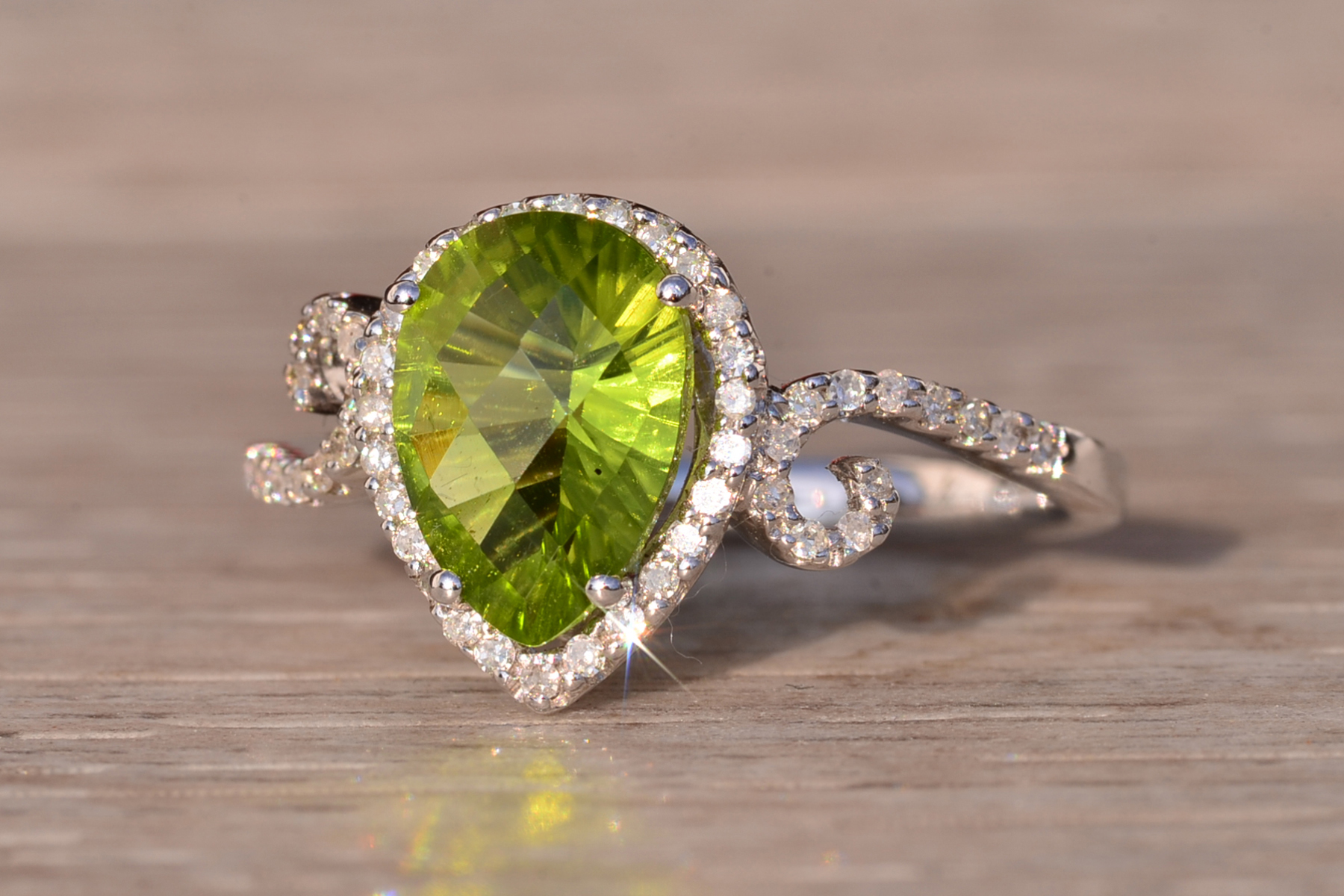 The 92nd Avenue: Peridot and Natural Diamond Ring in White Gold - Image 3