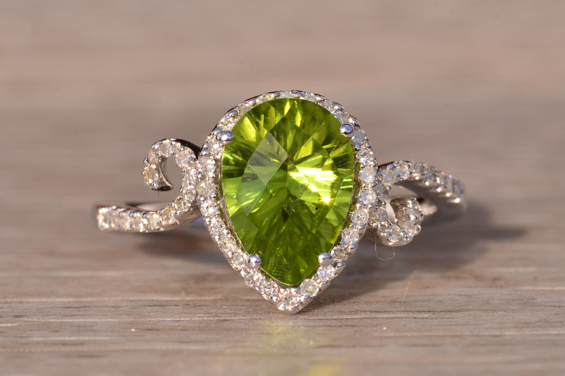 The 92nd Avenue: Peridot and Natural Diamond Ring in White Gold - Image 6
