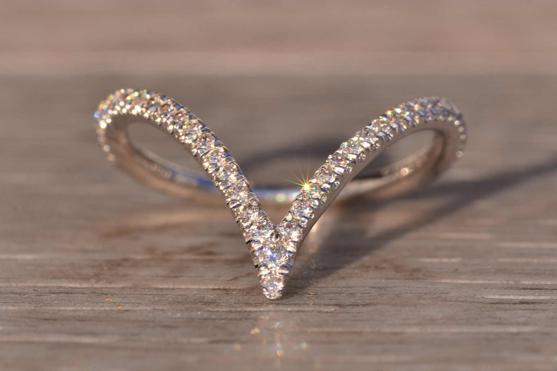 The 99th Avenue: Gabriel and Company Chevron Band in White Gold - Image 2