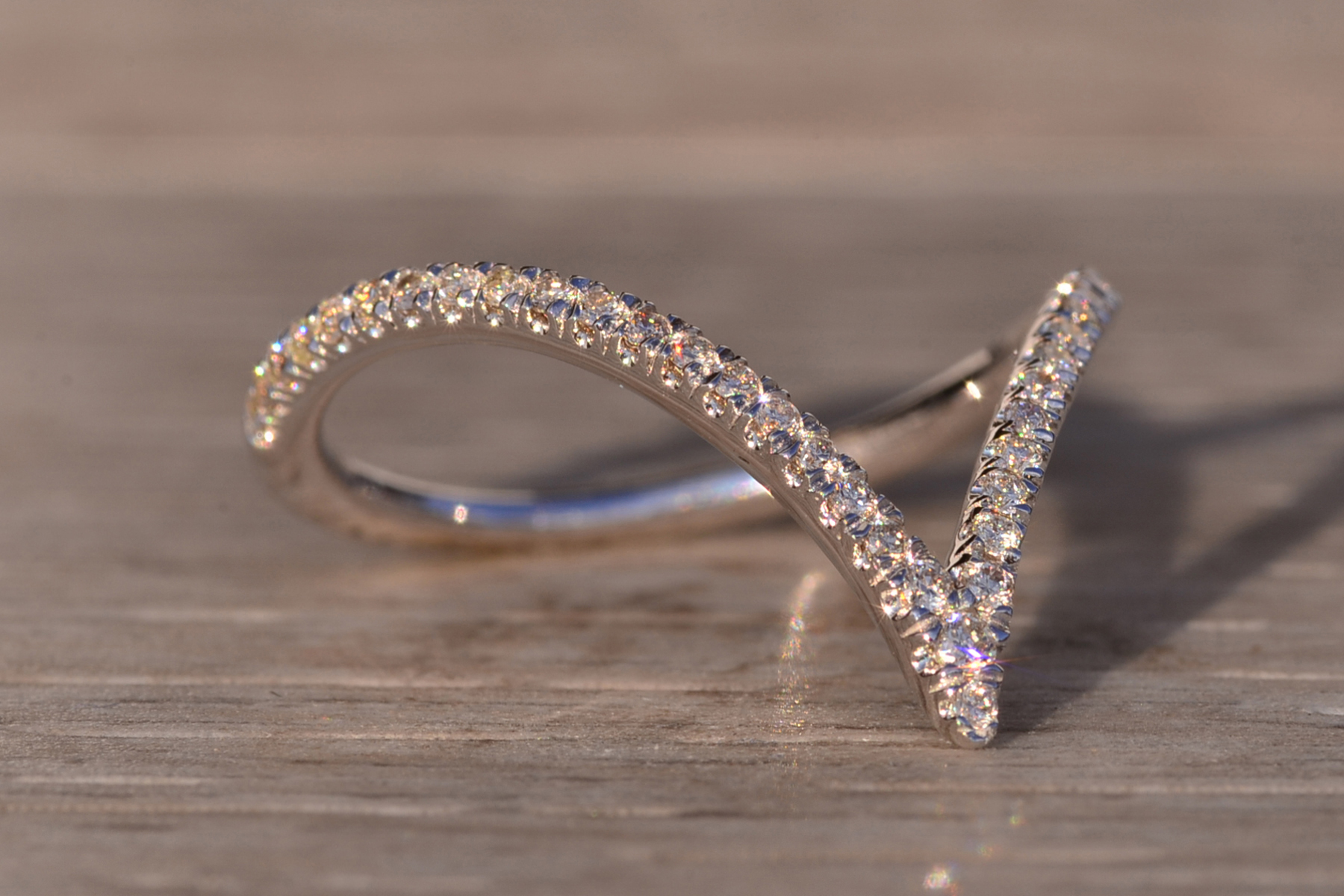 The 99th Avenue: Gabriel and Company Chevron Band in White Gold - Image 6