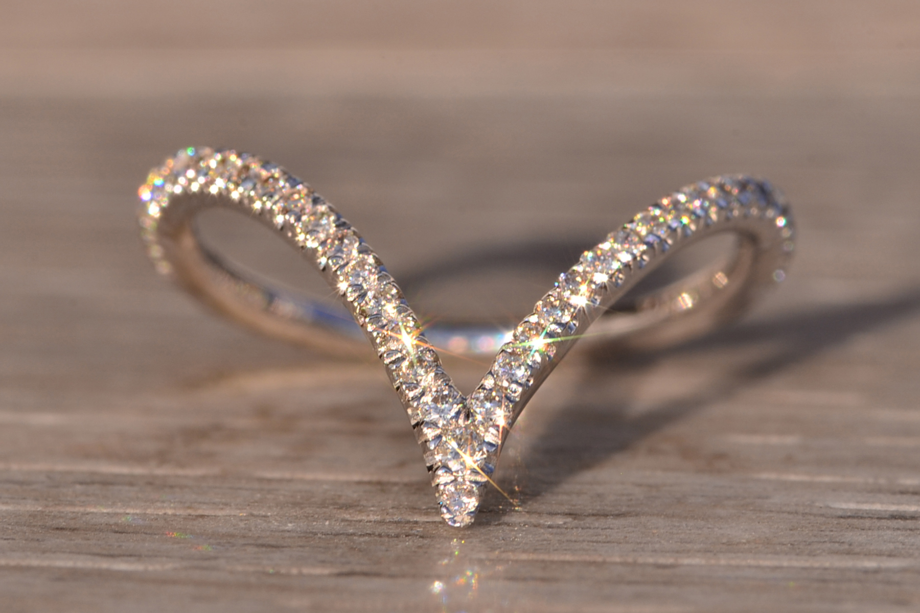The 99th Avenue: Gabriel and Company Chevron Band in White Gold - Image 7
