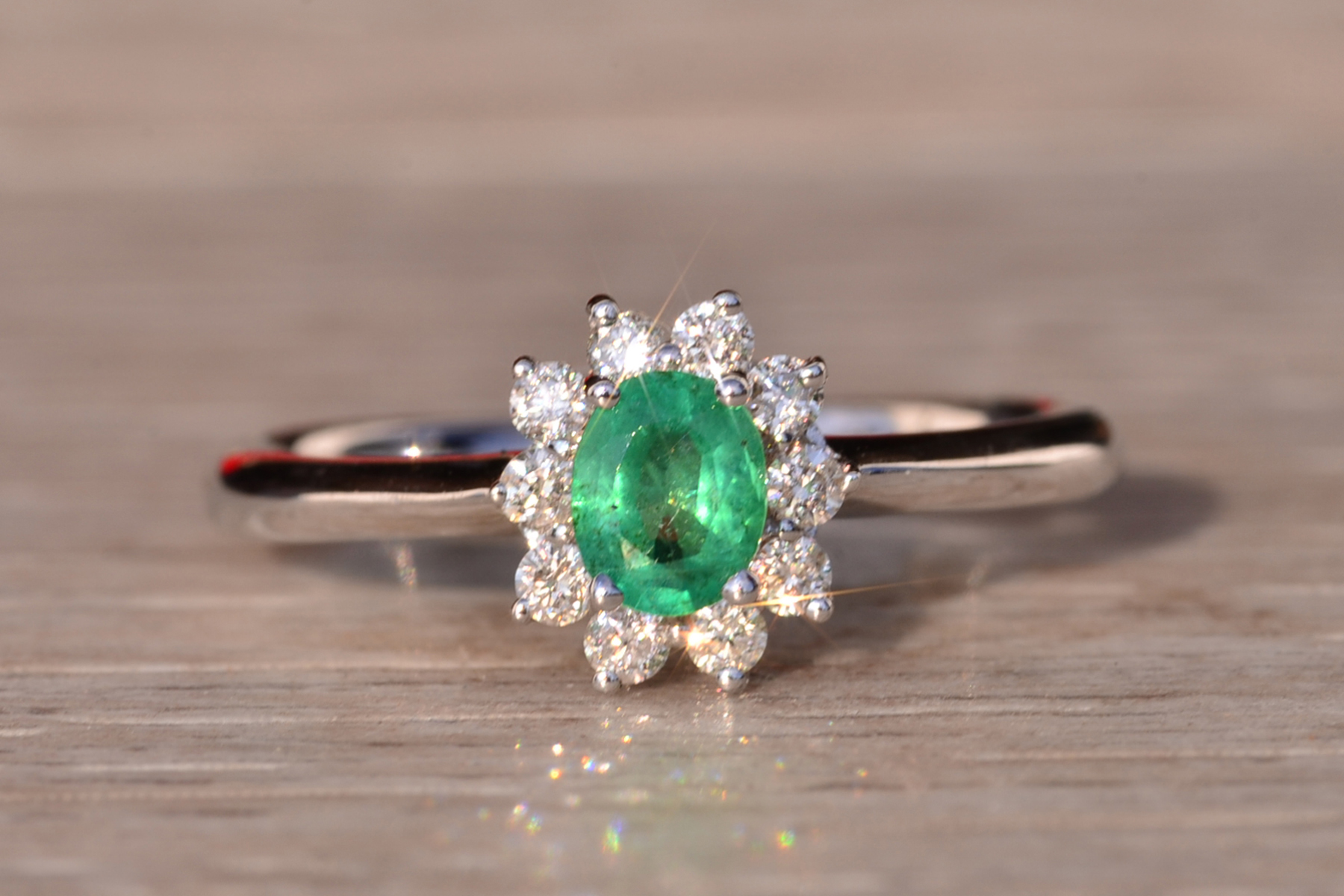 The 89th Avenue: Natural Emerald and Diamond Halo Ring in White Gold - Image 2