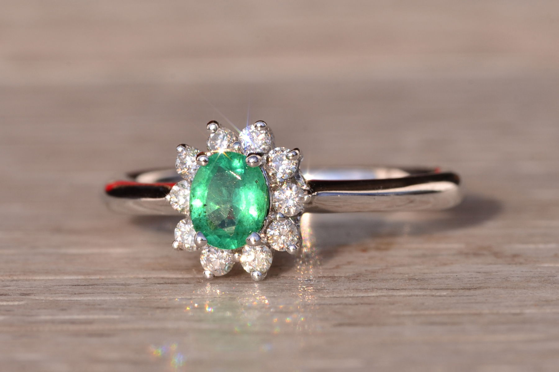 The 89th Avenue: Natural Emerald and Diamond Halo Ring in White Gold - Image 3