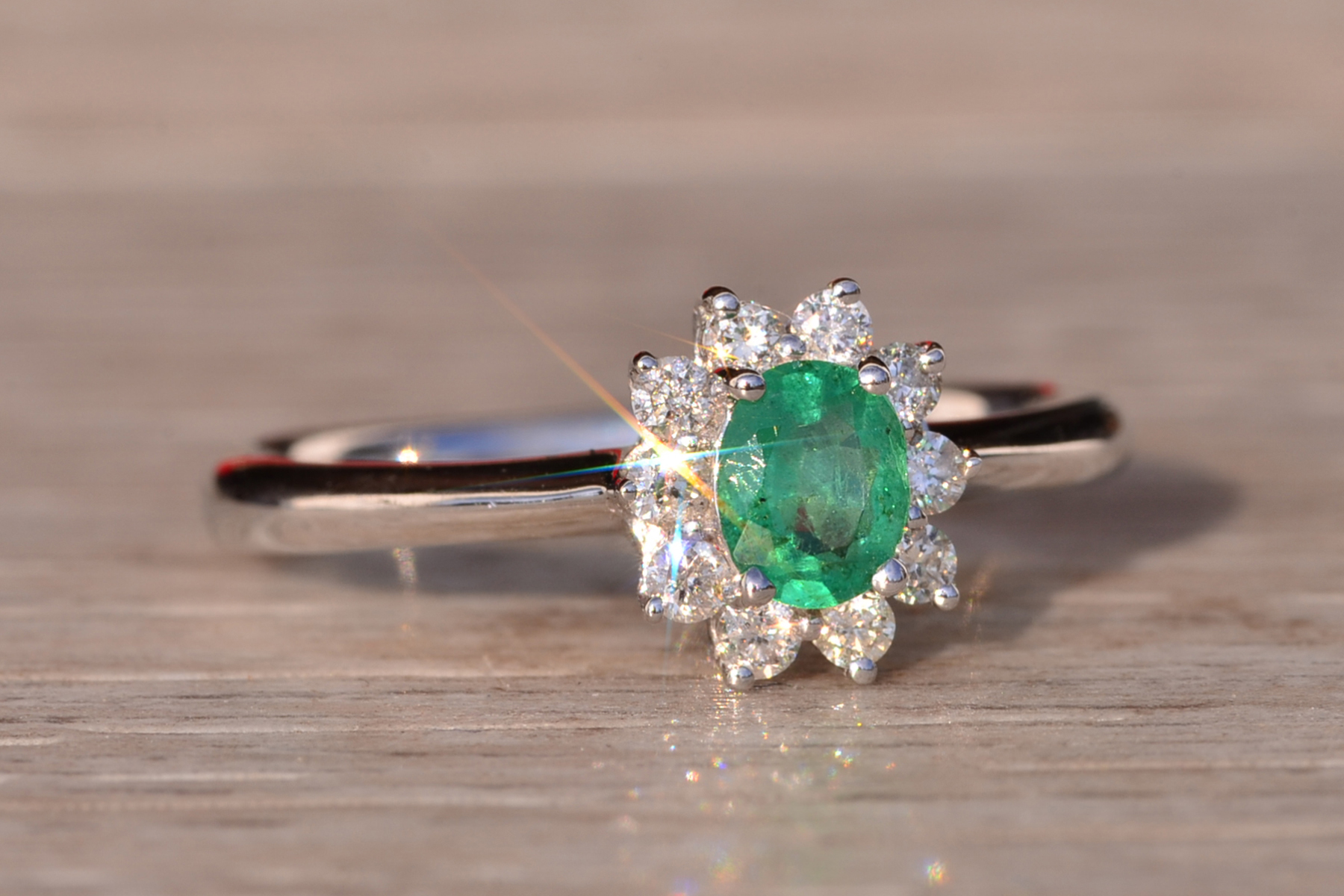 The 89th Avenue: Natural Emerald and Diamond Halo Ring in White Gold - Image 6