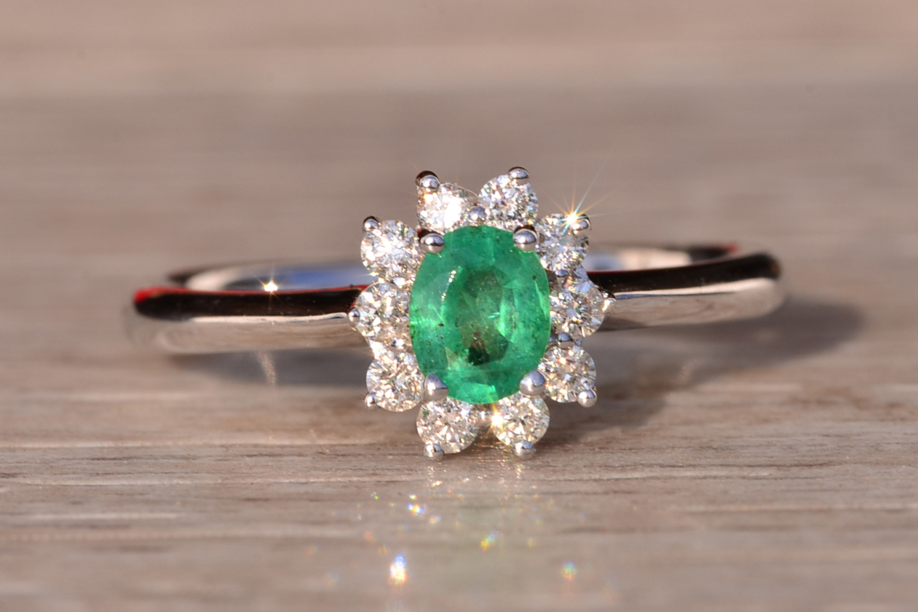 The 89th Avenue: Natural Emerald and Diamond Halo Ring in White Gold - Image 7