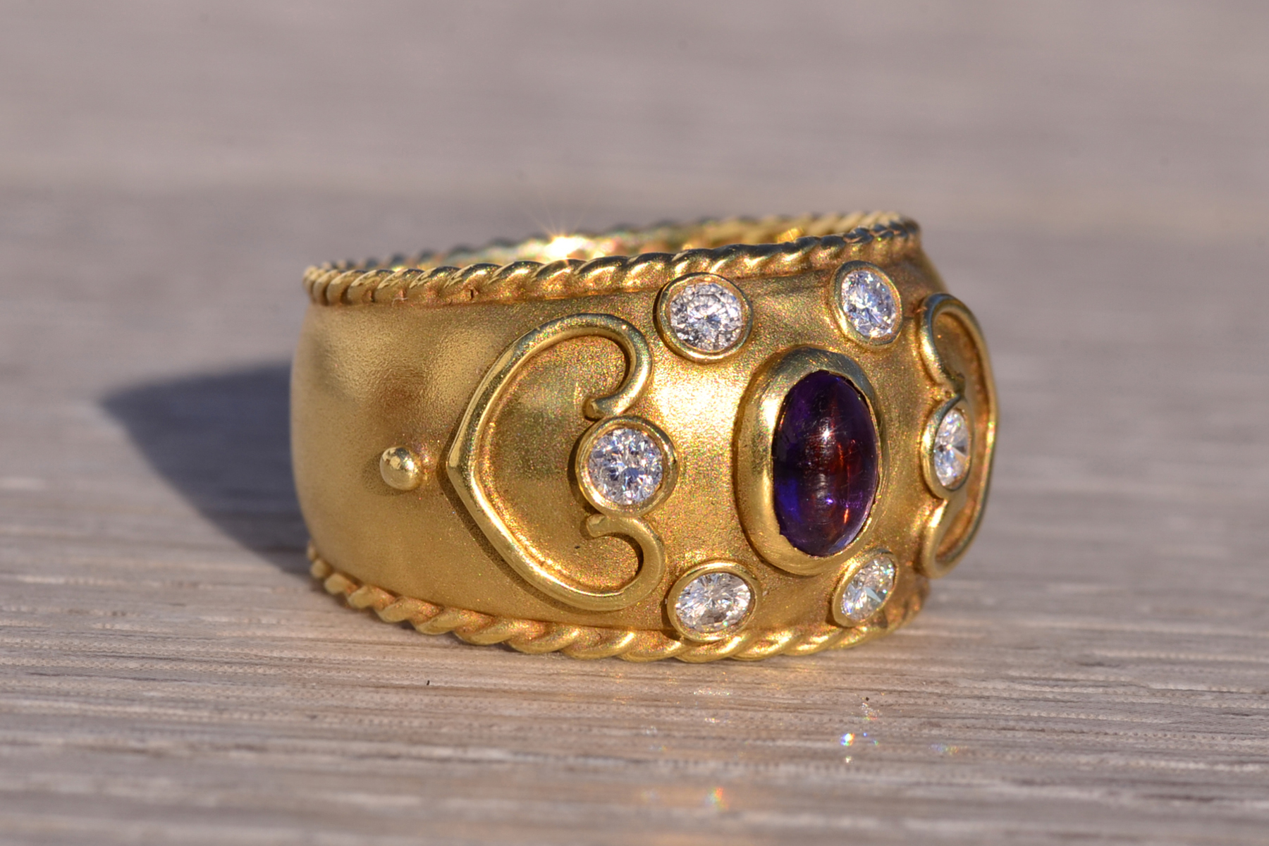 The 151st Avenue: Vintage 1980's Amethyst and Diamond Ring in Yellow Gold - Image 3