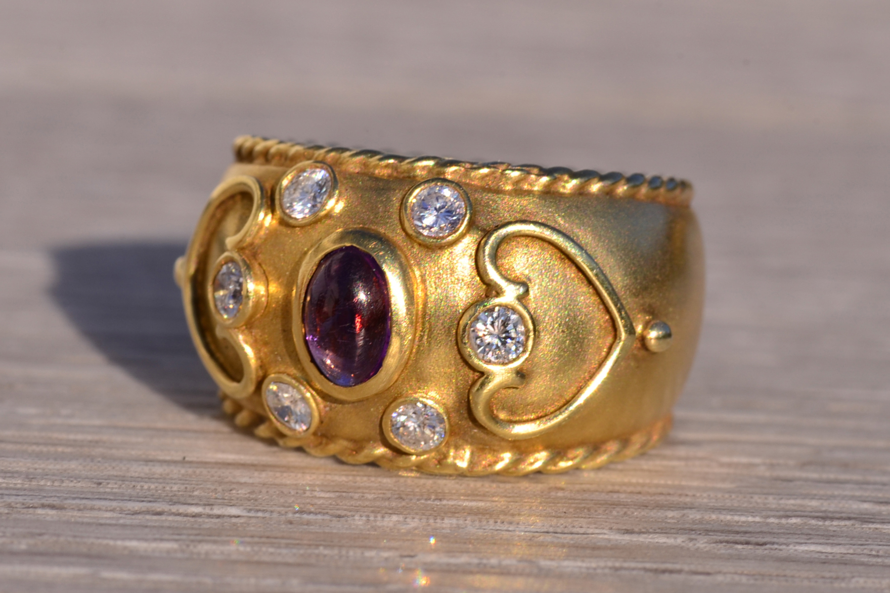 The 151st Avenue: Vintage 1980's Amethyst and Diamond Ring in Yellow Gold - Image 4