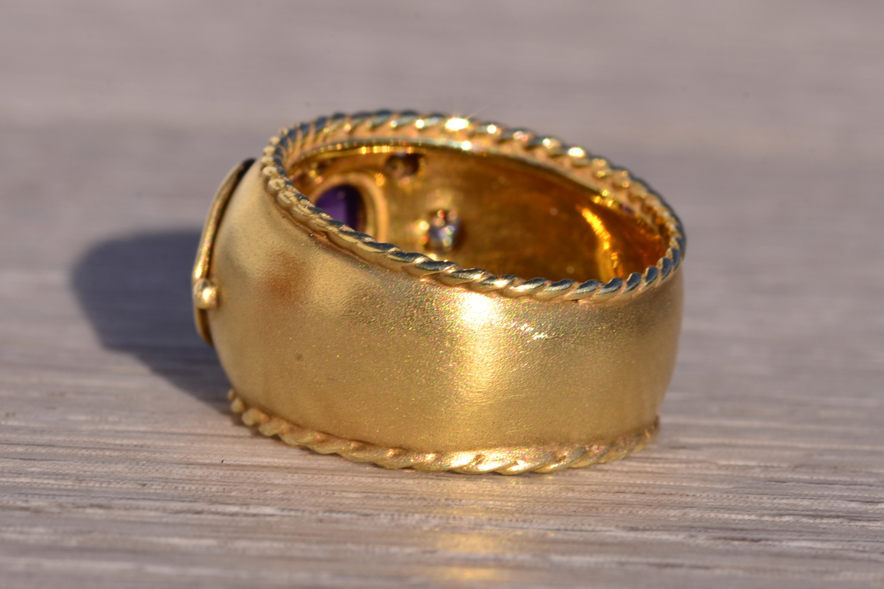 The 151st Avenue: Vintage 1980's Amethyst and Diamond Ring in Yellow Gold - Image 5