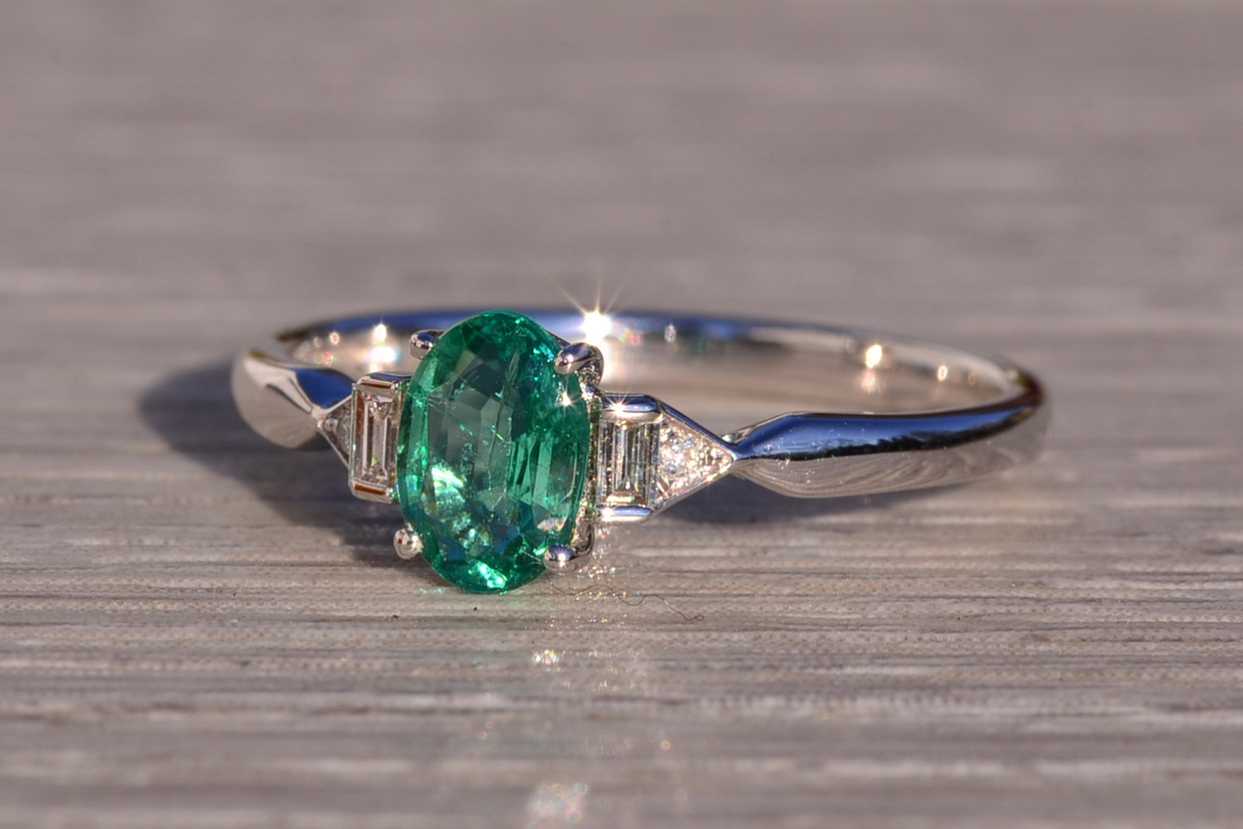 The 163rd Avenue: Vivid Natural Oval Emerald and Natural Diamond Ring - Image 3