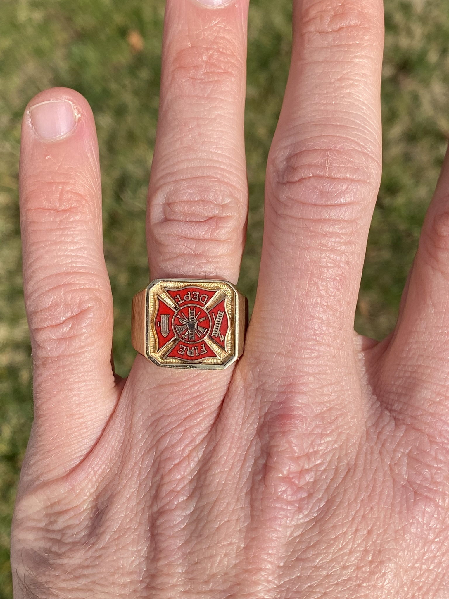 The 129th Avenue: Enameled Fire Fighters Ring in Yellow Gold - Image 8