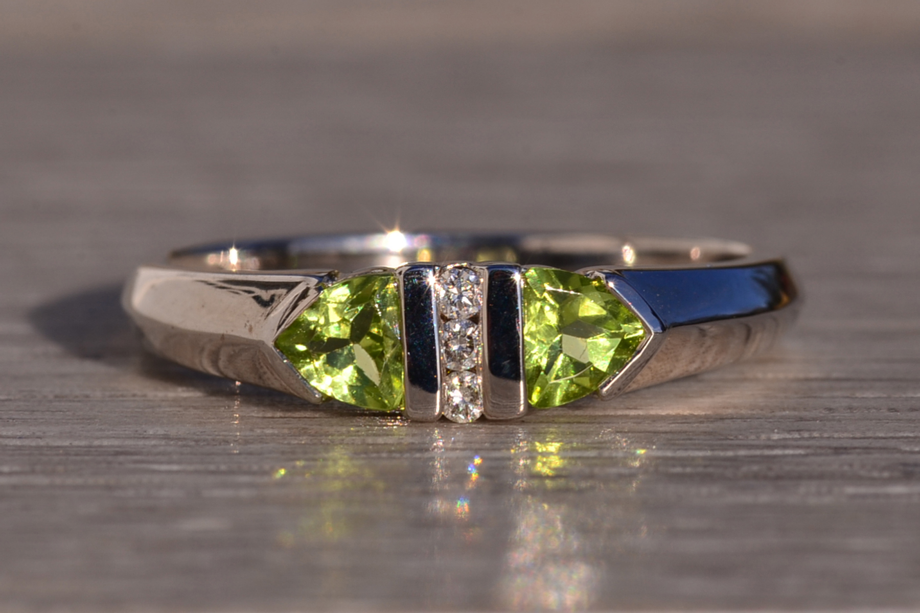 The 117th Avenue: Peridot and Diamond Modernist Band in White Gold - Image 2