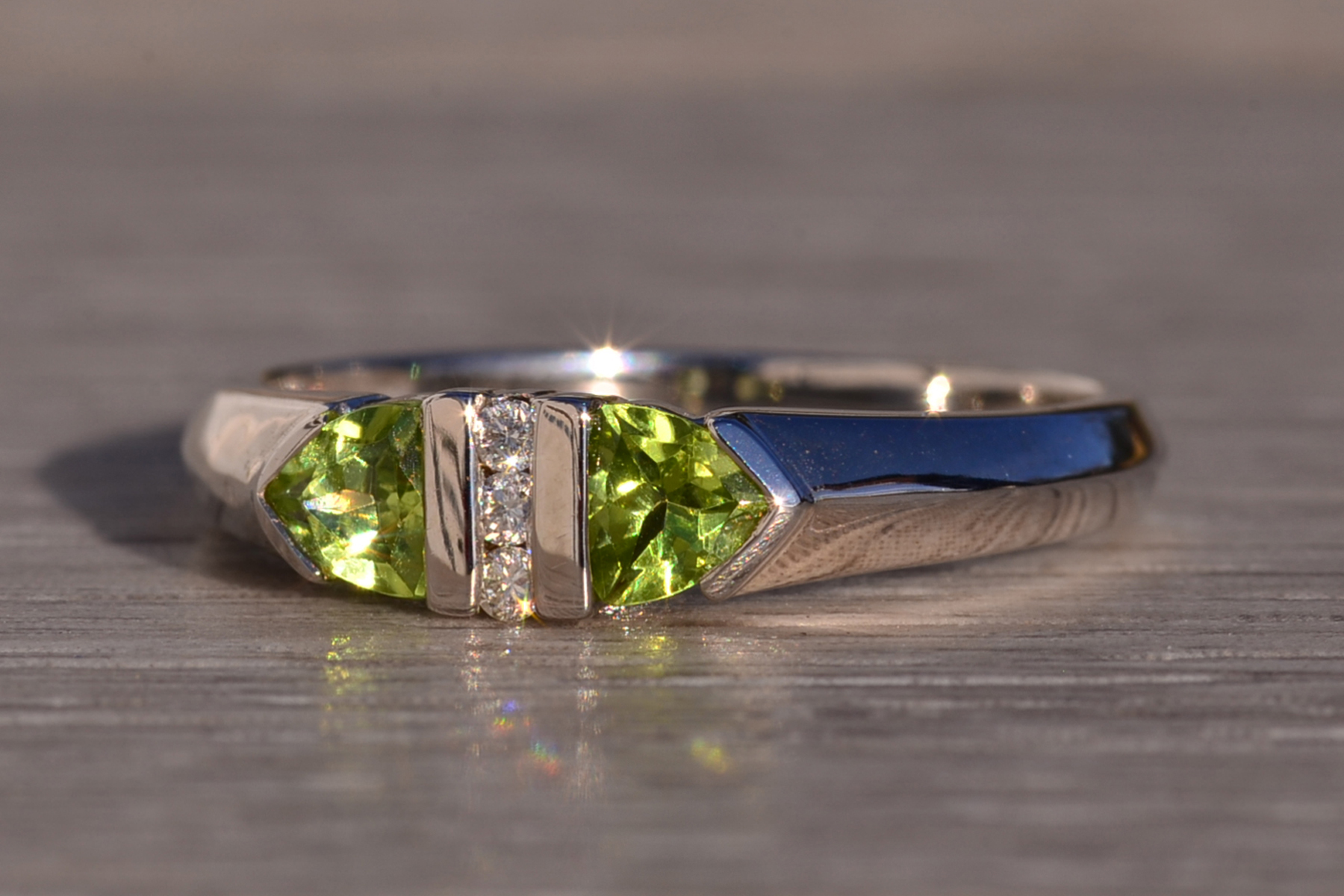 The 117th Avenue: Peridot and Diamond Modernist Band in White Gold - Image 3