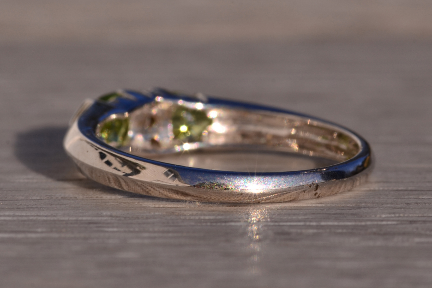 The 117th Avenue: Peridot and Diamond Modernist Band in White Gold - Image 4