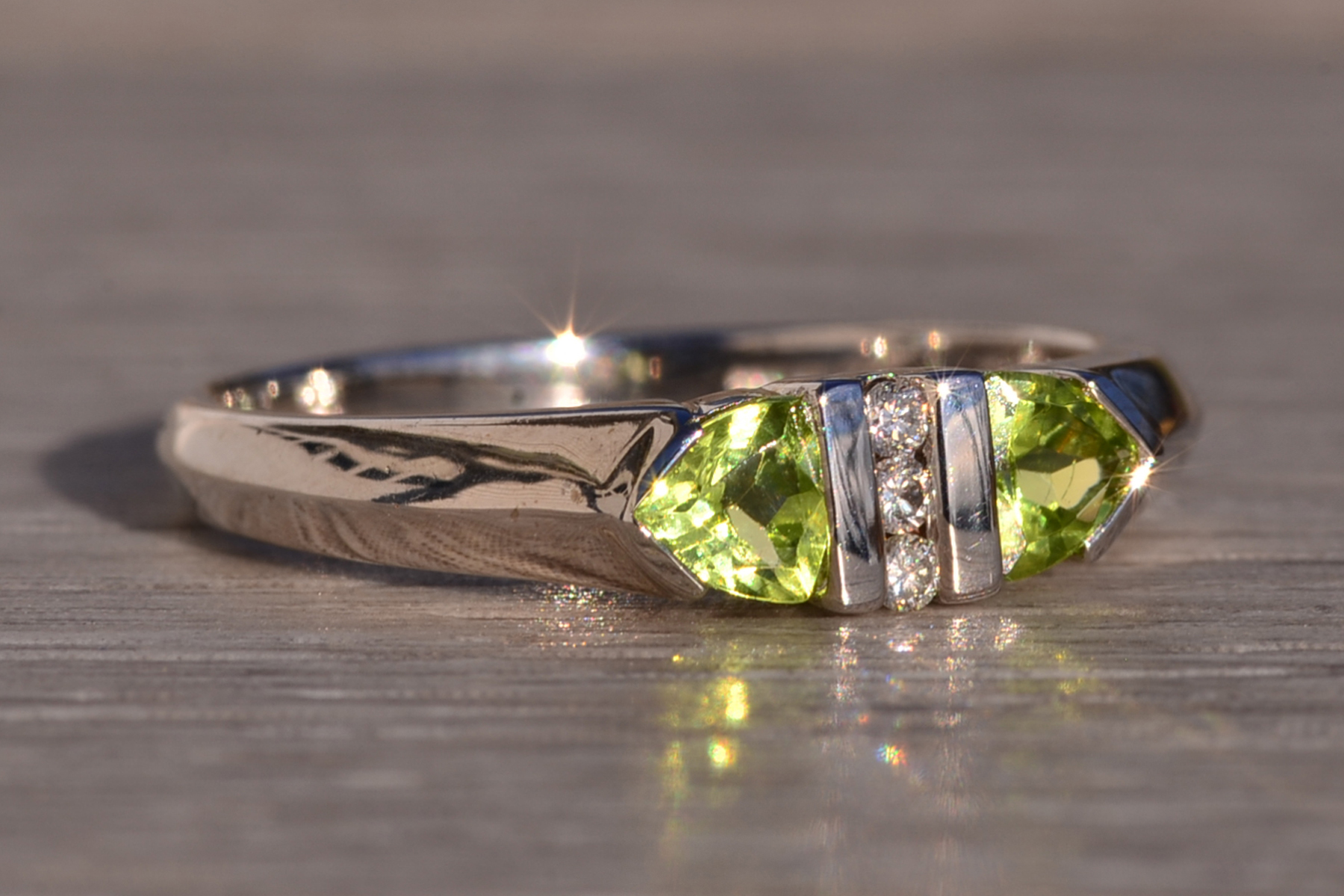 The 117th Avenue: Peridot and Diamond Modernist Band in White Gold - Image 6