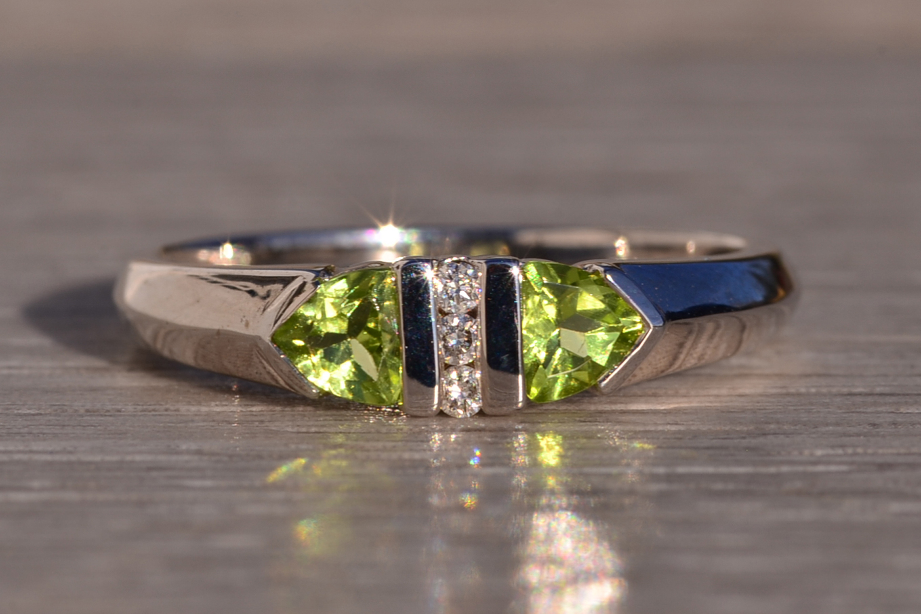 The 117th Avenue: Peridot and Diamond Modernist Band in White Gold - Image 7
