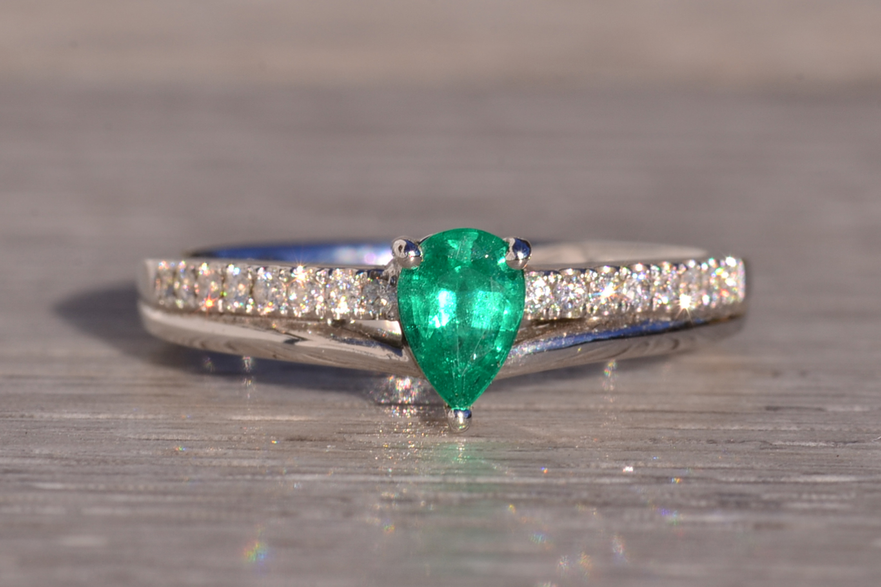 The 175th Avenue: Pear Shaped Natural Emerald and Diamond Ring in White Gold - Image 2