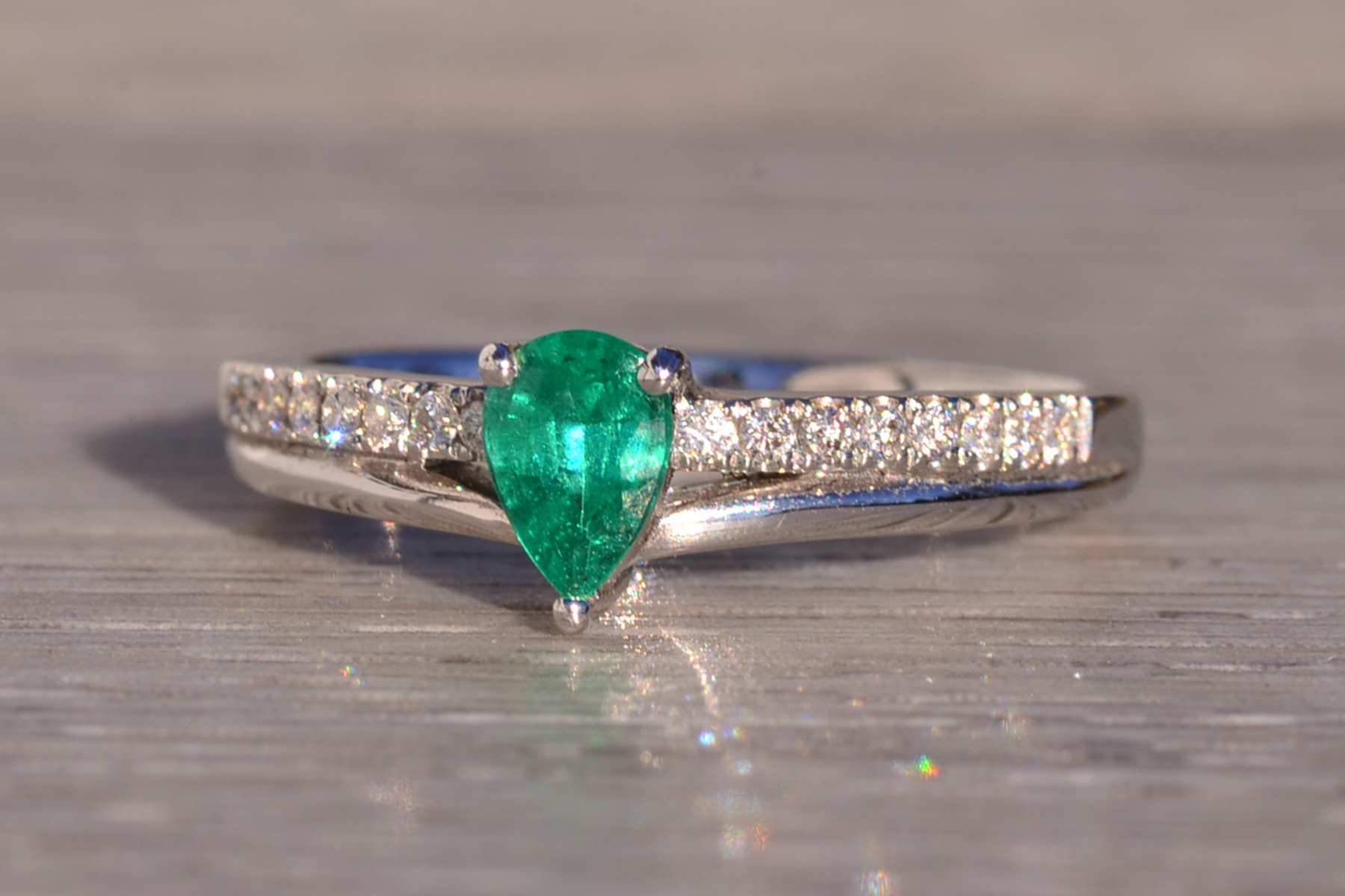 The 175th Avenue: Pear Shaped Natural Emerald and Diamond Ring in White Gold - Image 3