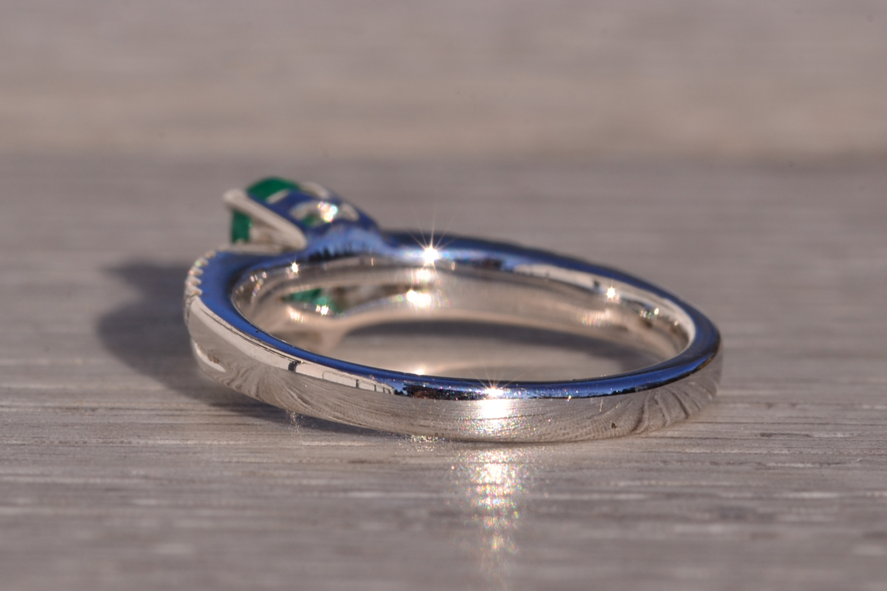 The 175th Avenue: Pear Shaped Natural Emerald and Diamond Ring in White Gold - Image 4