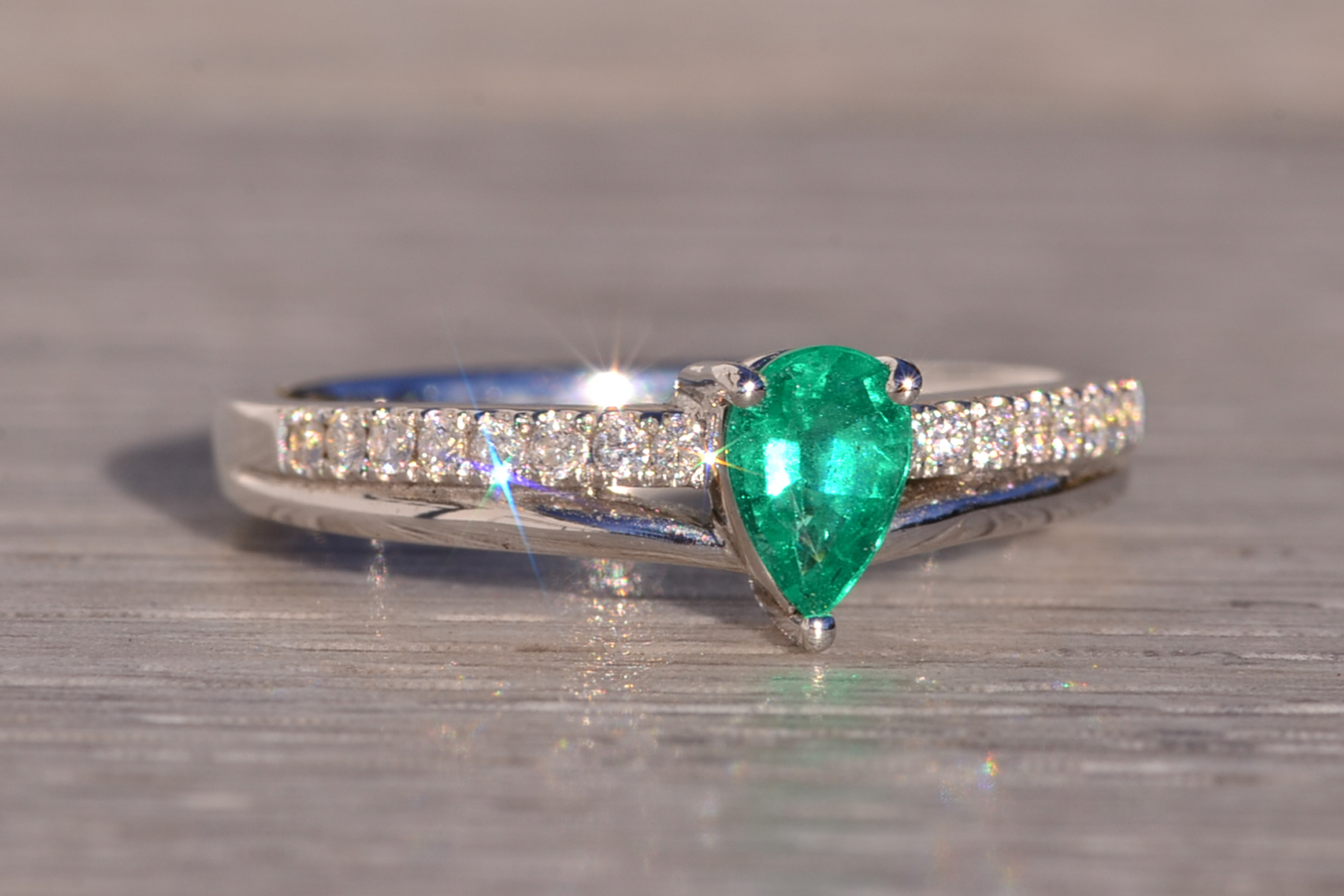 The 175th Avenue: Pear Shaped Natural Emerald and Diamond Ring in White Gold - Image 6