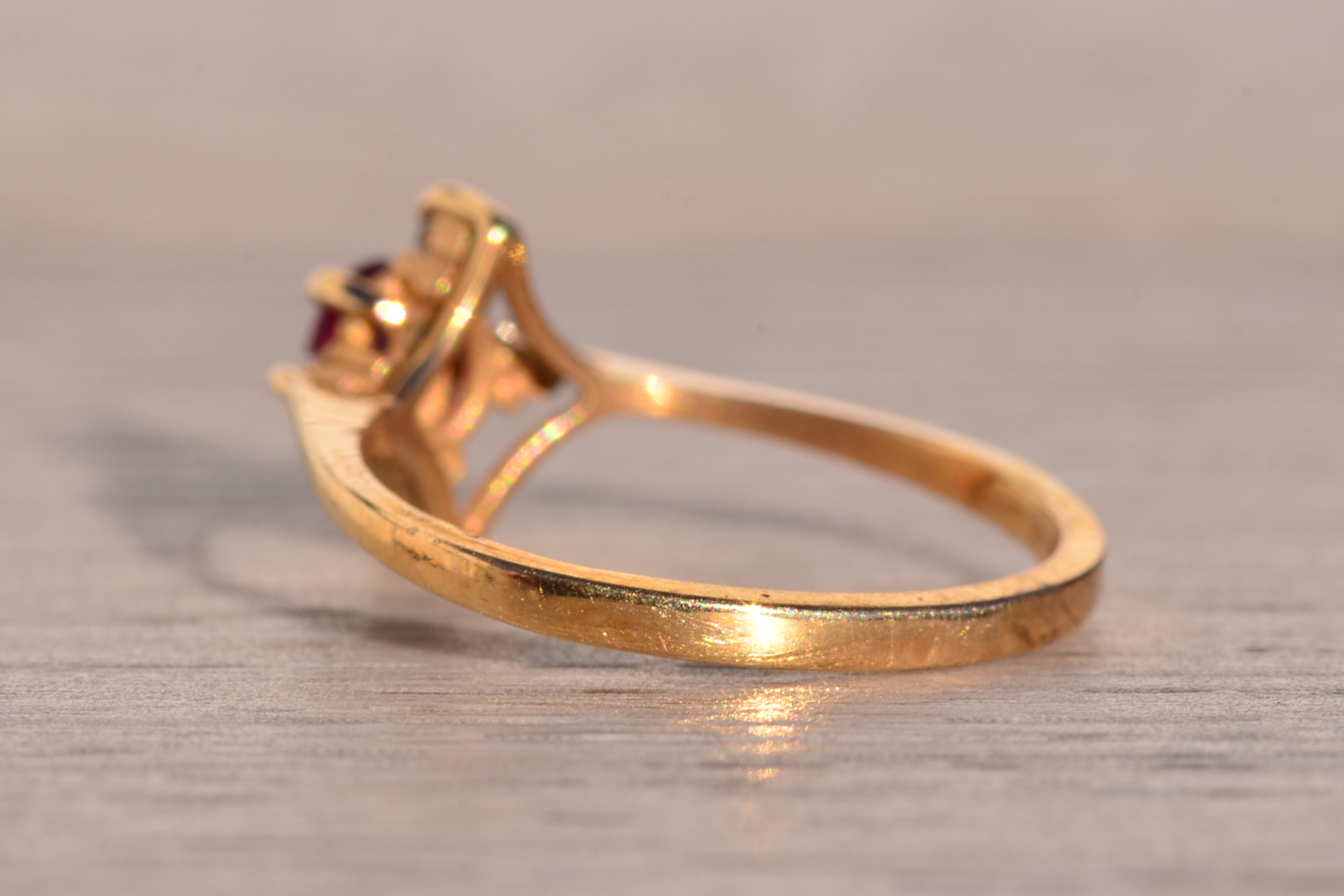 SOLD - Tres Avineda: Oval Ruby and Natural Diamond Ring in Yellow Gold - Image 4