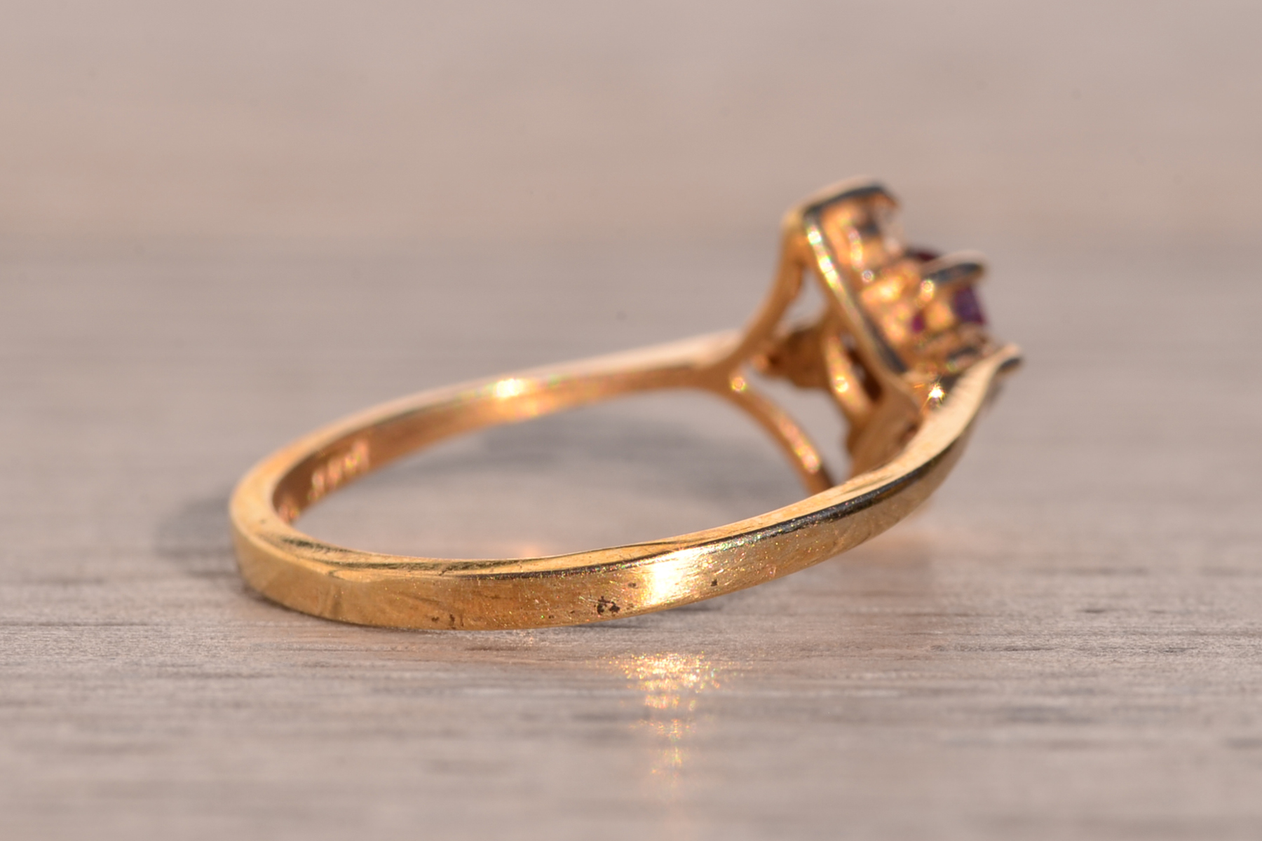 SOLD - Tres Avineda: Oval Ruby and Natural Diamond Ring in Yellow Gold - Image 5