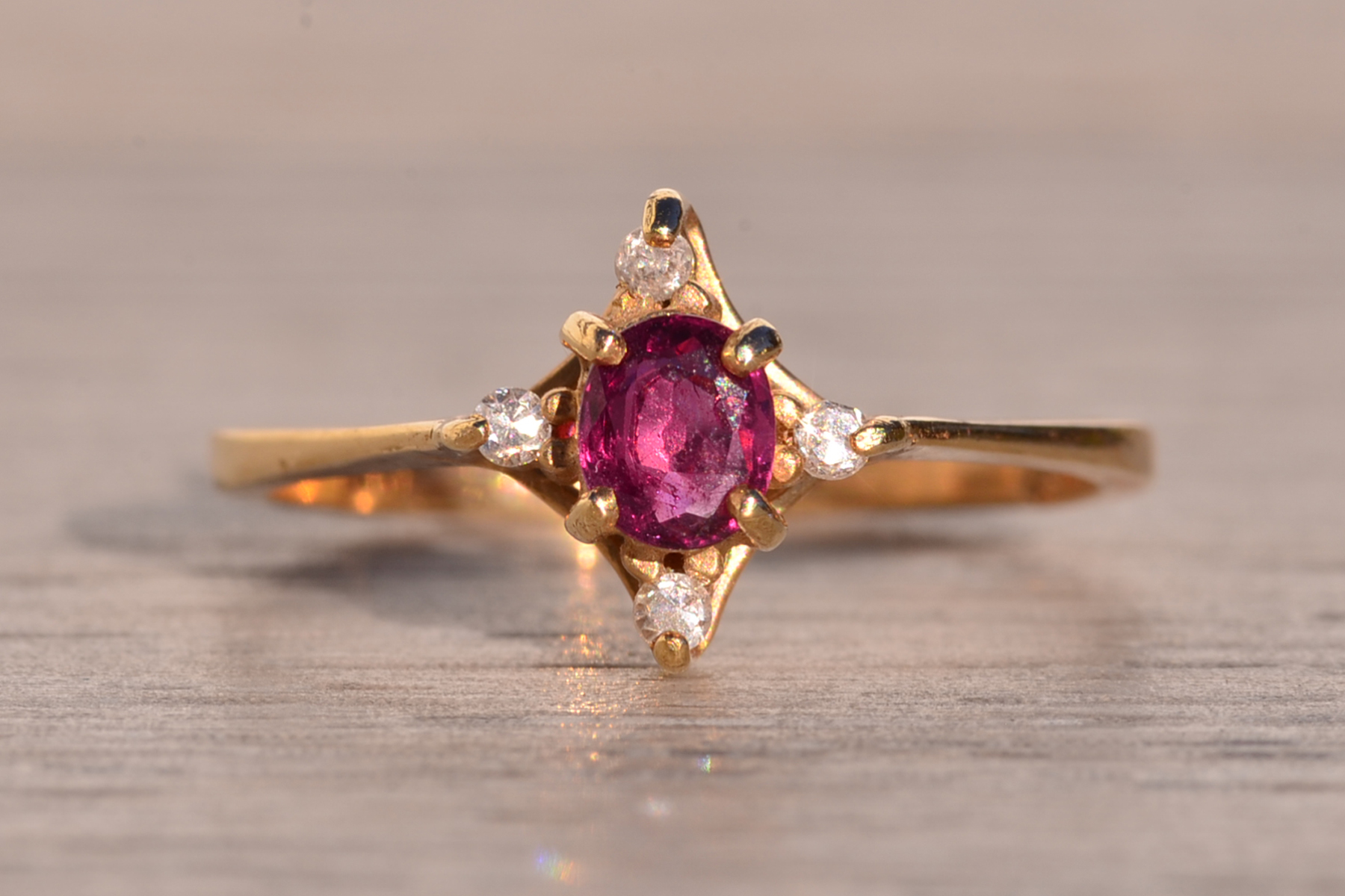 SOLD - Tres Avineda: Oval Ruby and Natural Diamond Ring in Yellow Gold - Image 7