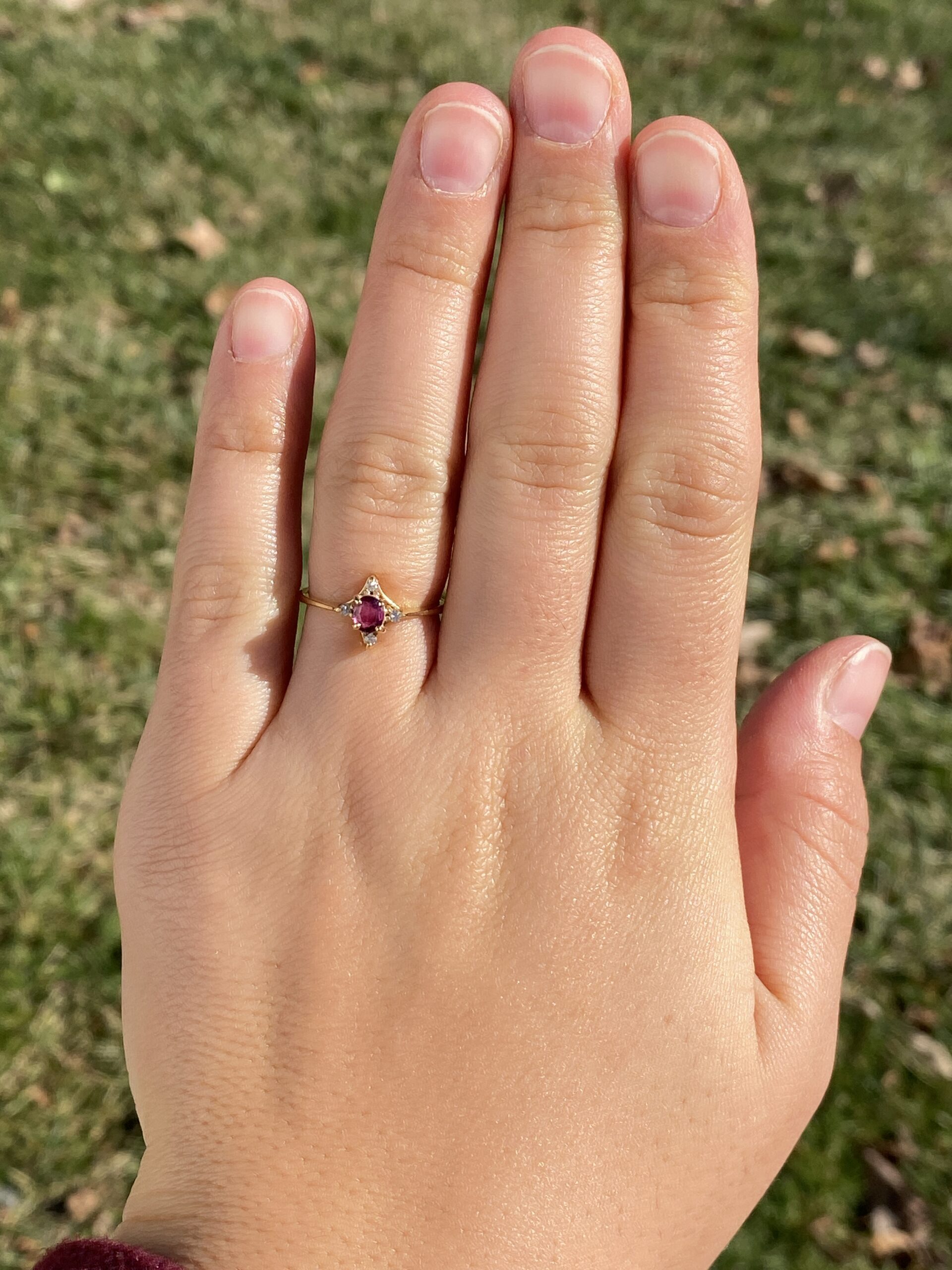 SOLD - Tres Avineda: Oval Ruby and Natural Diamond Ring in Yellow Gold - Image 8