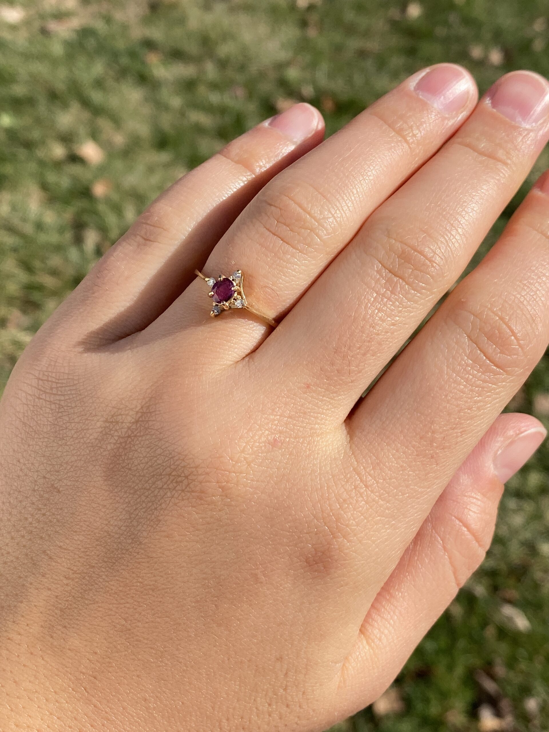 SOLD - Tres Avineda: Oval Ruby and Natural Diamond Ring in Yellow Gold - Image 9
