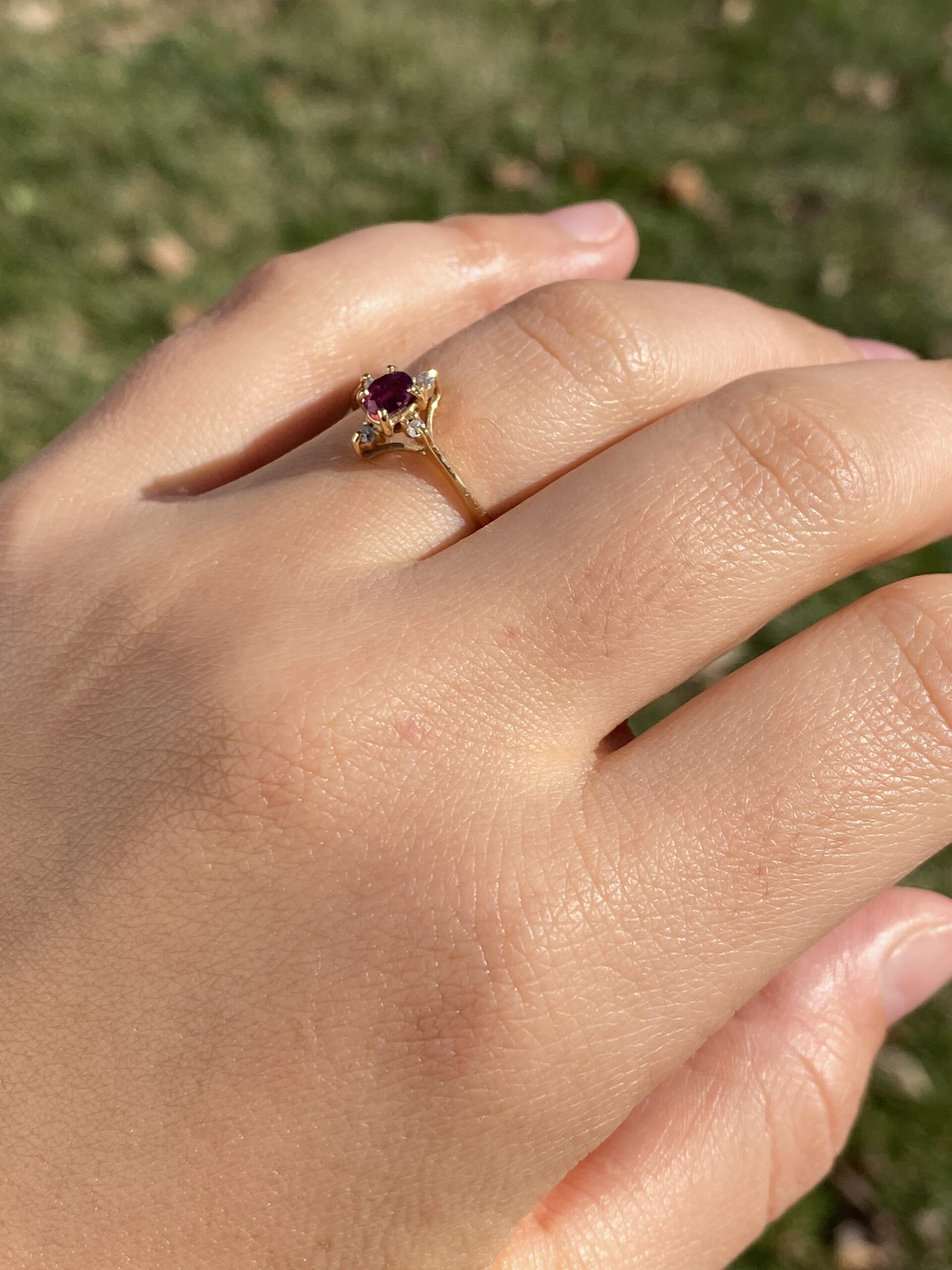 SOLD - Tres Avineda: Oval Ruby and Natural Diamond Ring in Yellow Gold - Image 10