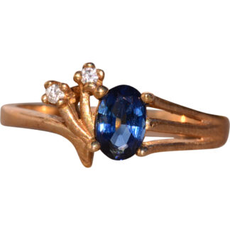 Quatro Avineda: Oval Sapphire and Natural Diamond Ring in Yellow Gold