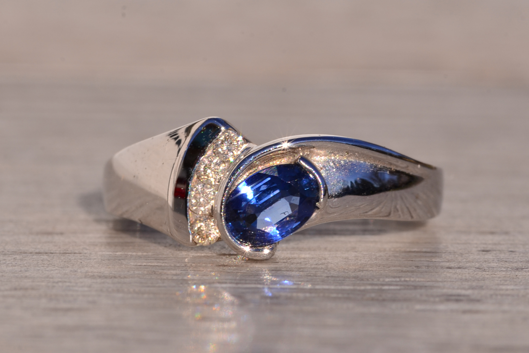 Seis Avenida: Blue Sapphire and Natural Diamond Ring in White Gold - Image 2