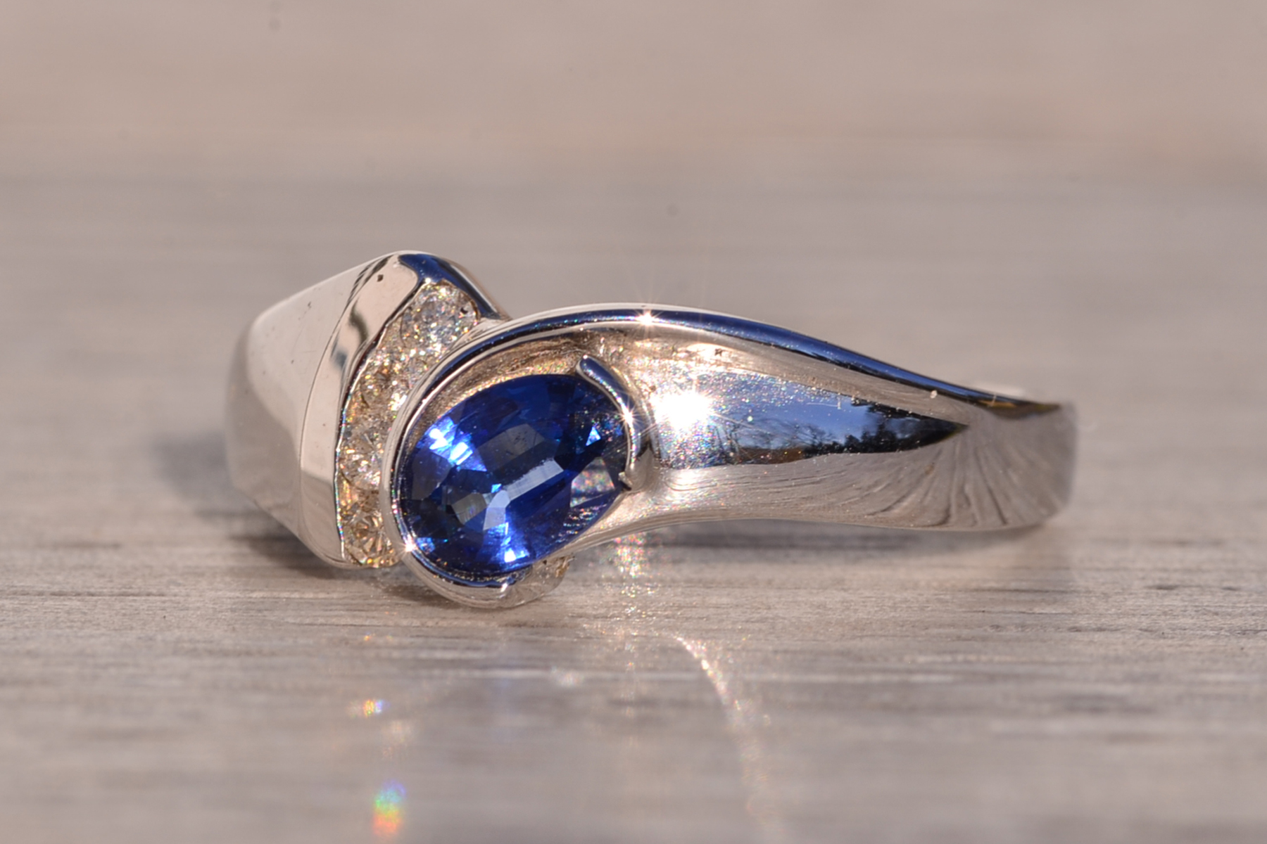 Seis Avenida: Blue Sapphire and Natural Diamond Ring in White Gold - Image 3