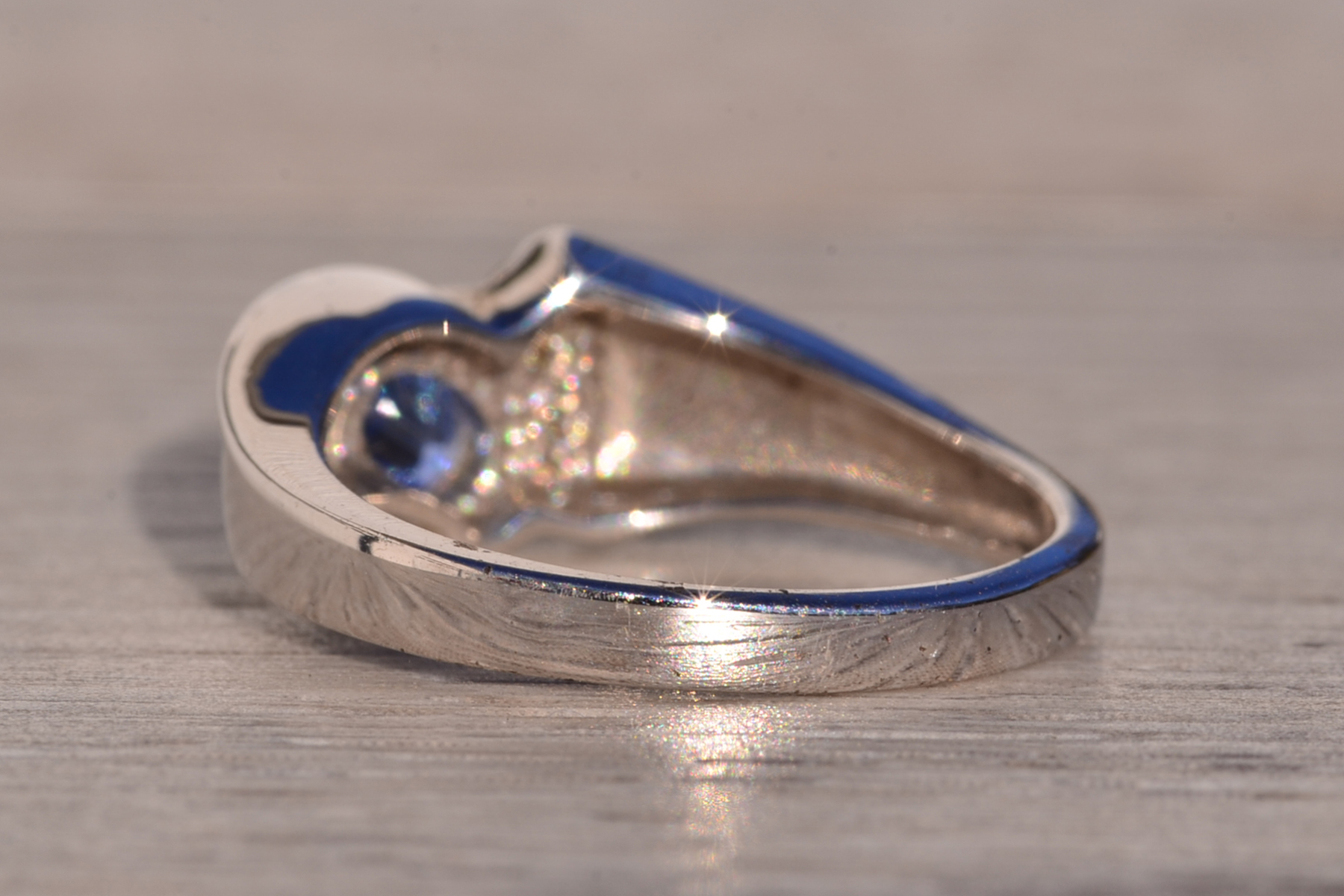 Seis Avenida: Blue Sapphire and Natural Diamond Ring in White Gold - Image 4