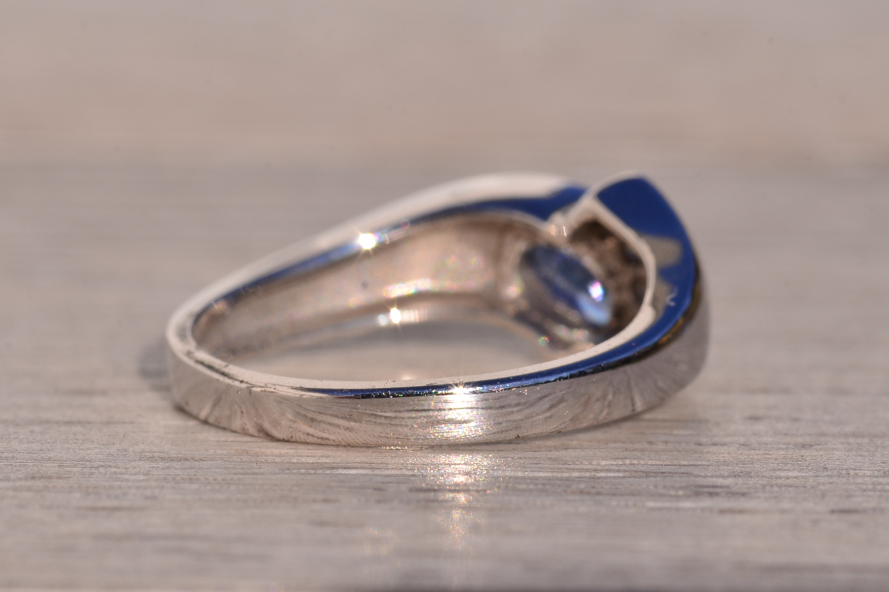 Seis Avenida: Blue Sapphire and Natural Diamond Ring in White Gold - Image 5
