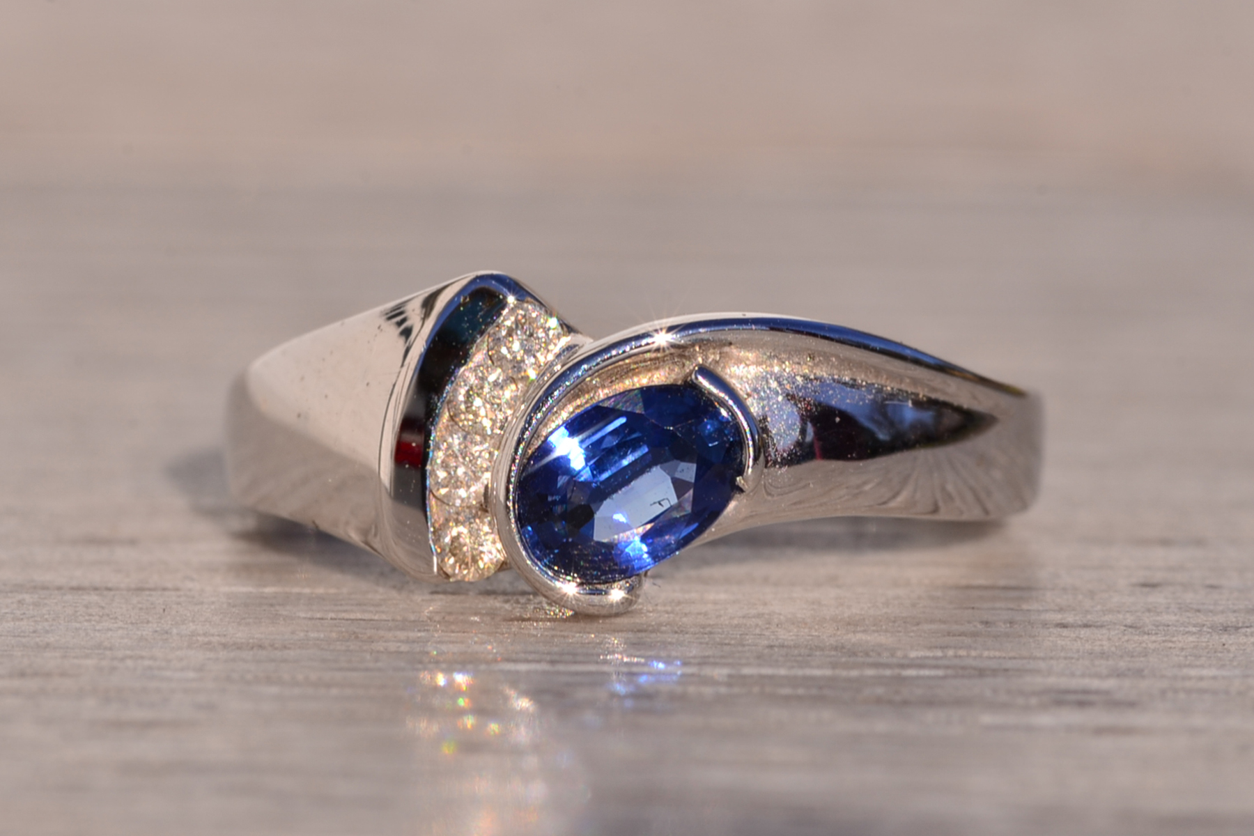Seis Avenida: Blue Sapphire and Natural Diamond Ring in White Gold - Image 7
