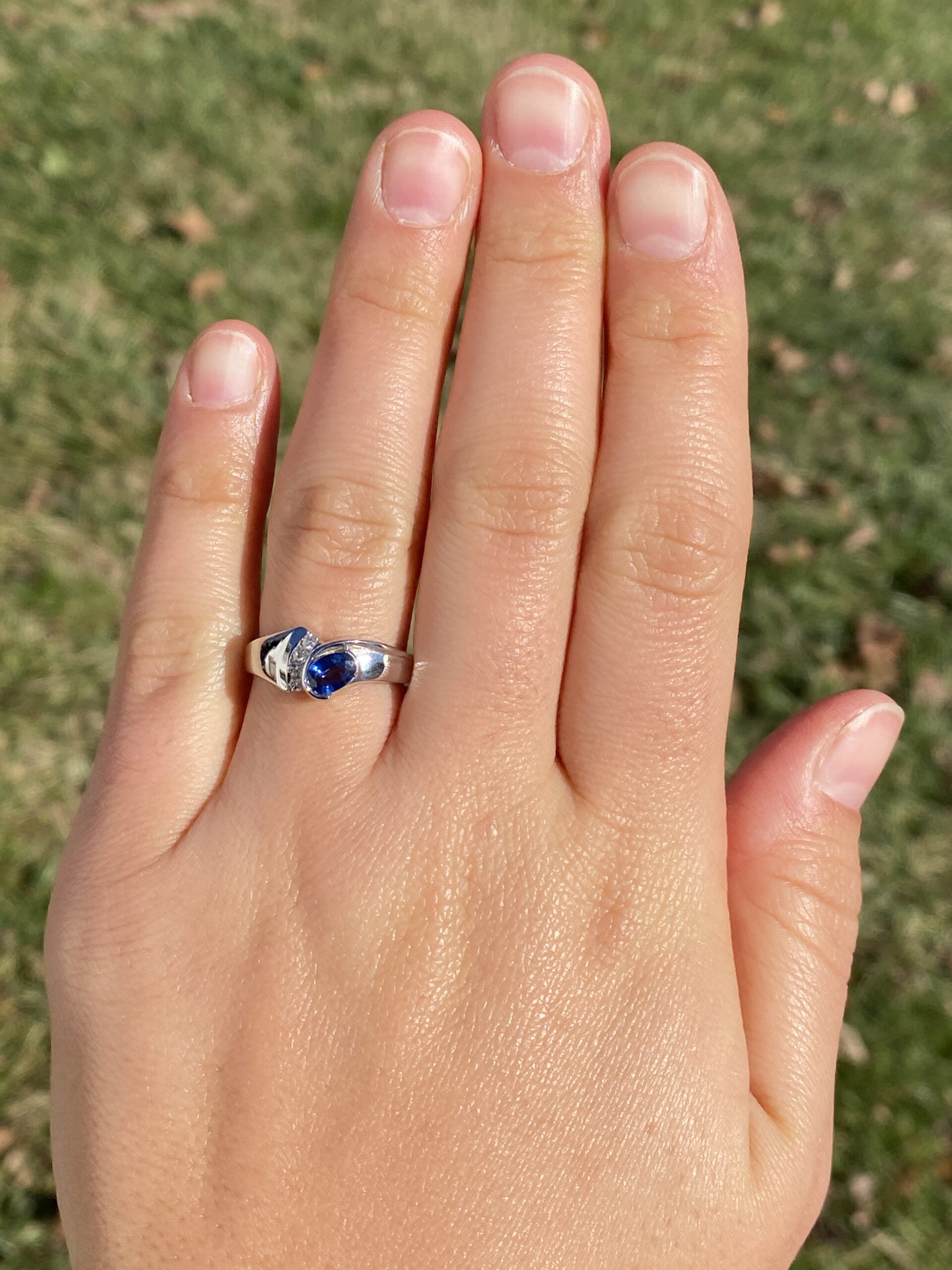 Seis Avenida: Blue Sapphire and Natural Diamond Ring in White Gold - Image 8