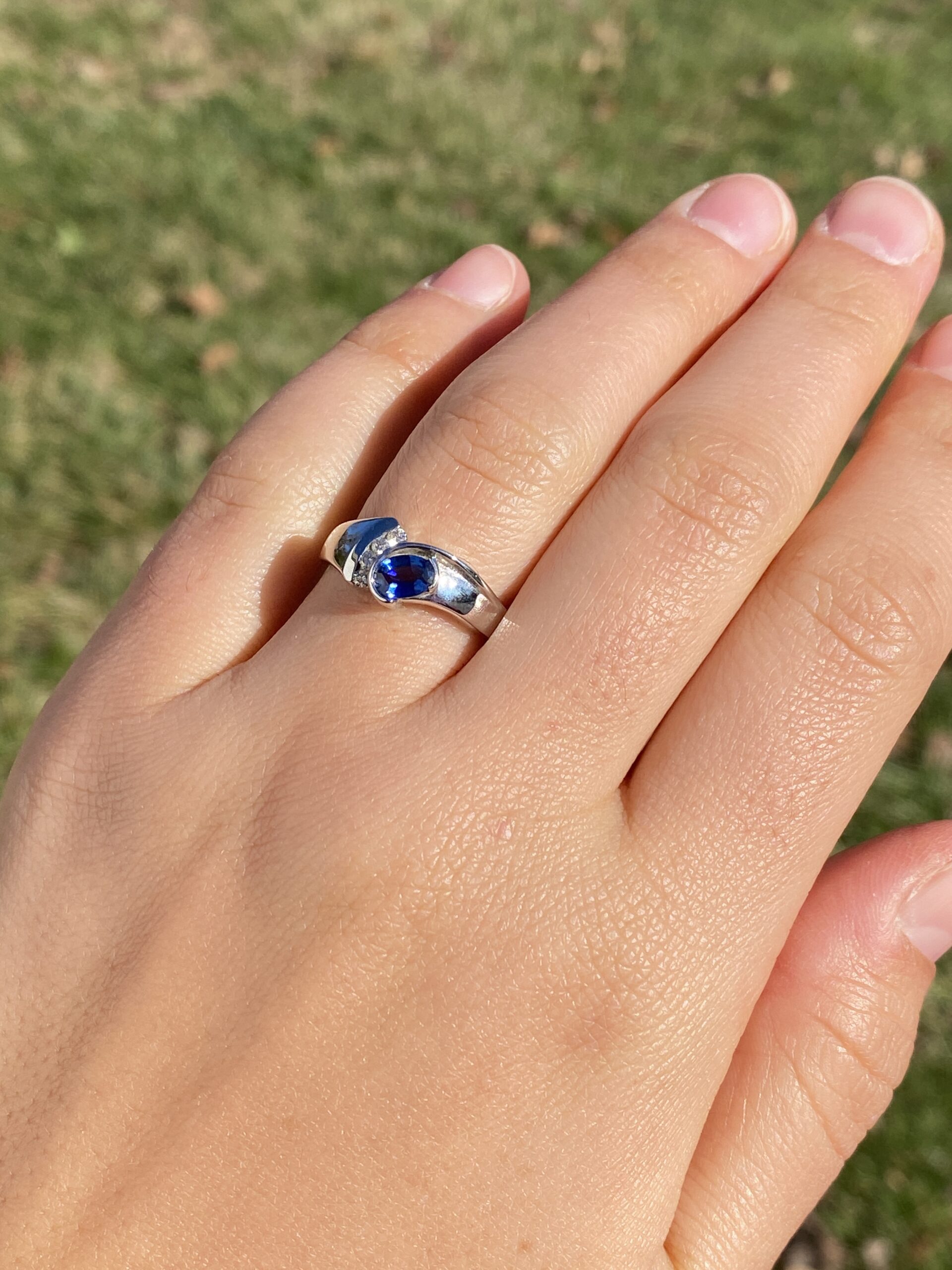 Seis Avenida: Blue Sapphire and Natural Diamond Ring in White Gold - Image 9
