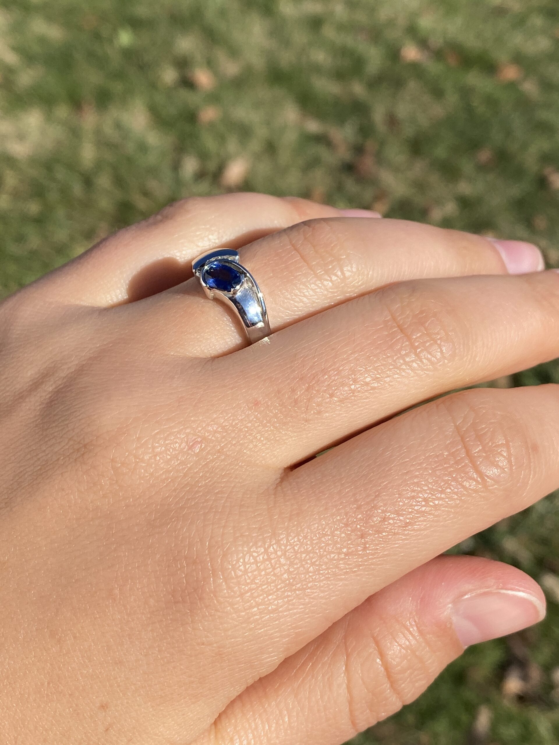 Seis Avenida: Blue Sapphire and Natural Diamond Ring in White Gold - Image 10
