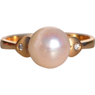 Rue Lepic: Pearl and Natural Diamond Ring in Yellow Gold