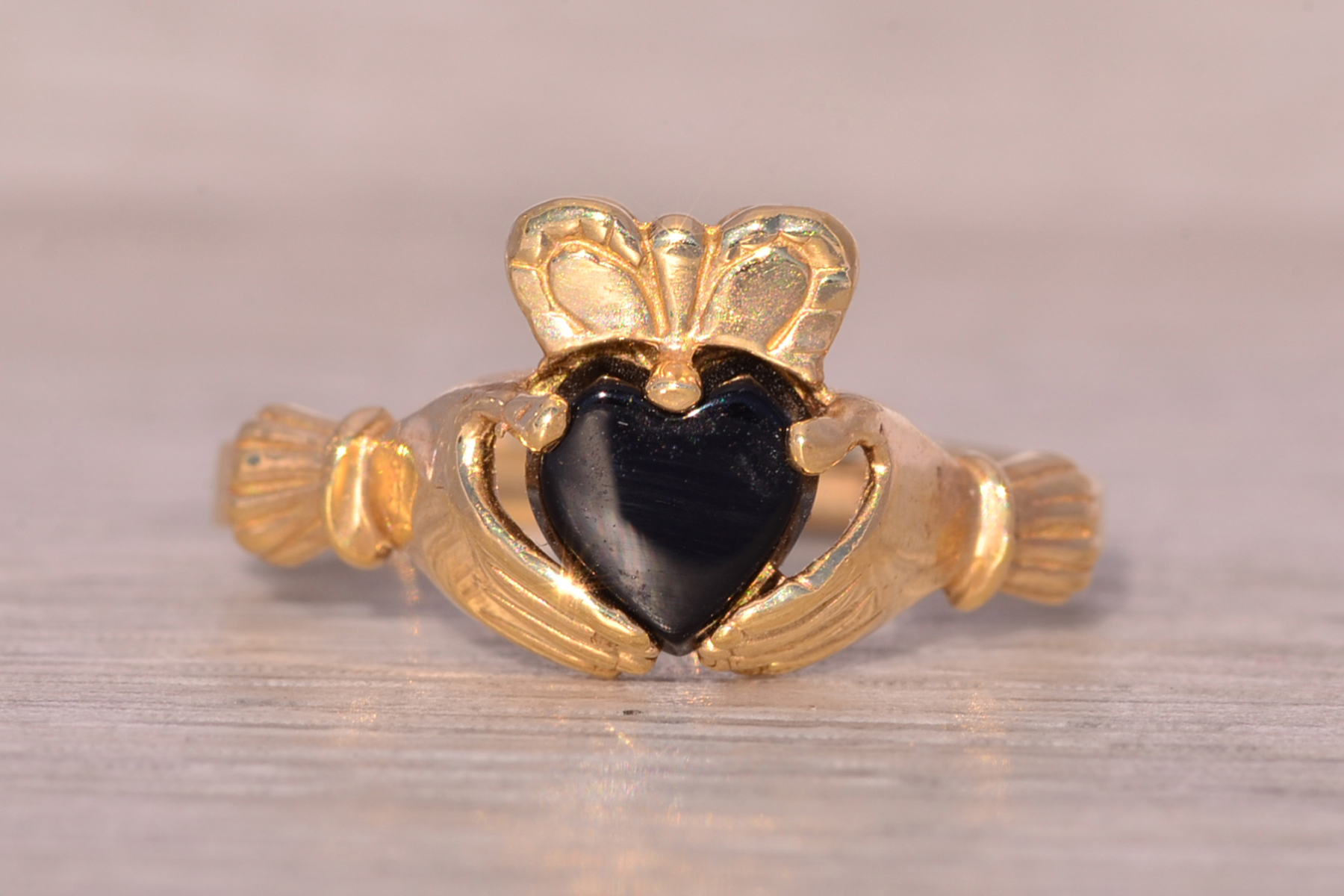 The Athlone: Claddagh Ring with Onyx in Yellow Gold - Image 2