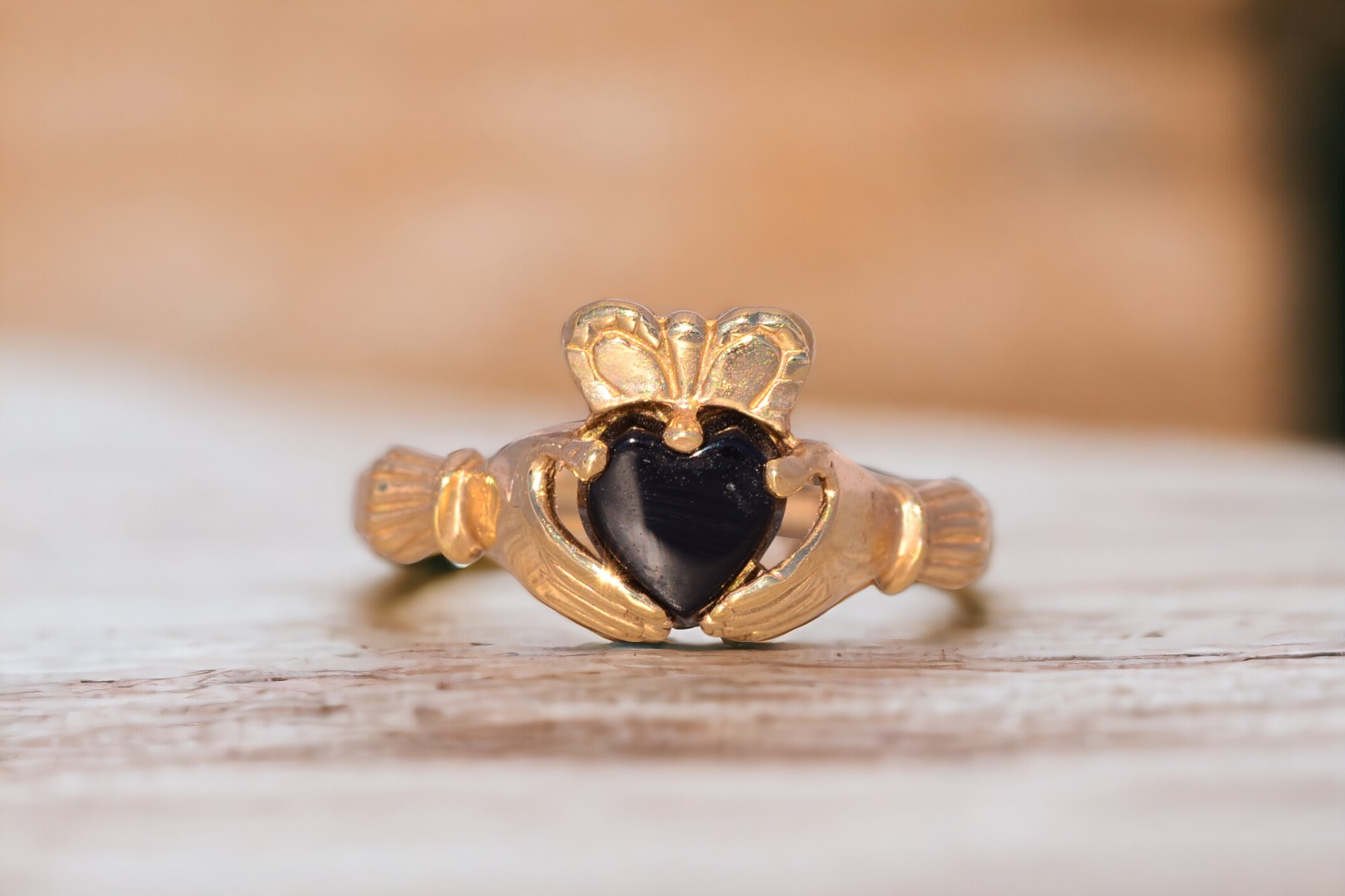 The Athlone: Claddagh Ring with Onyx in Yellow Gold - Image 11