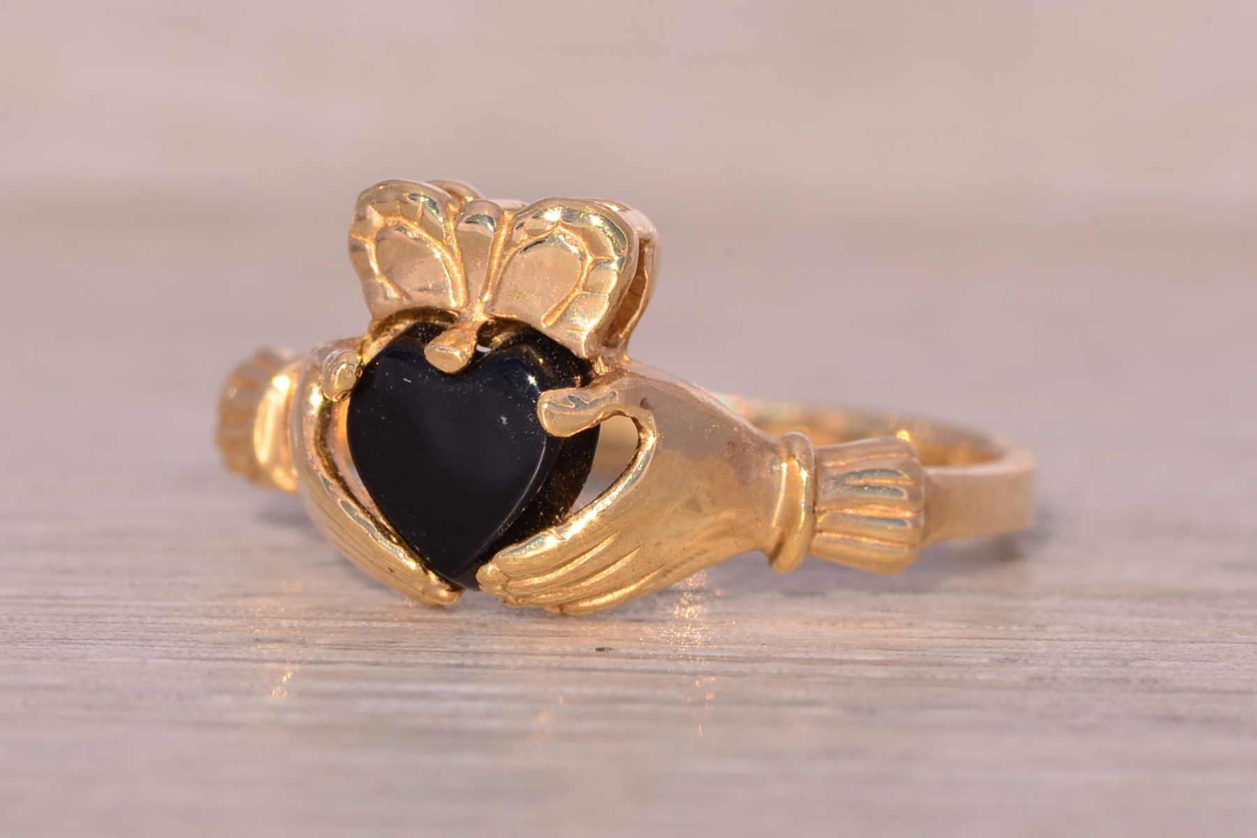 The Athlone: Claddagh Ring with Onyx in Yellow Gold - Image 3