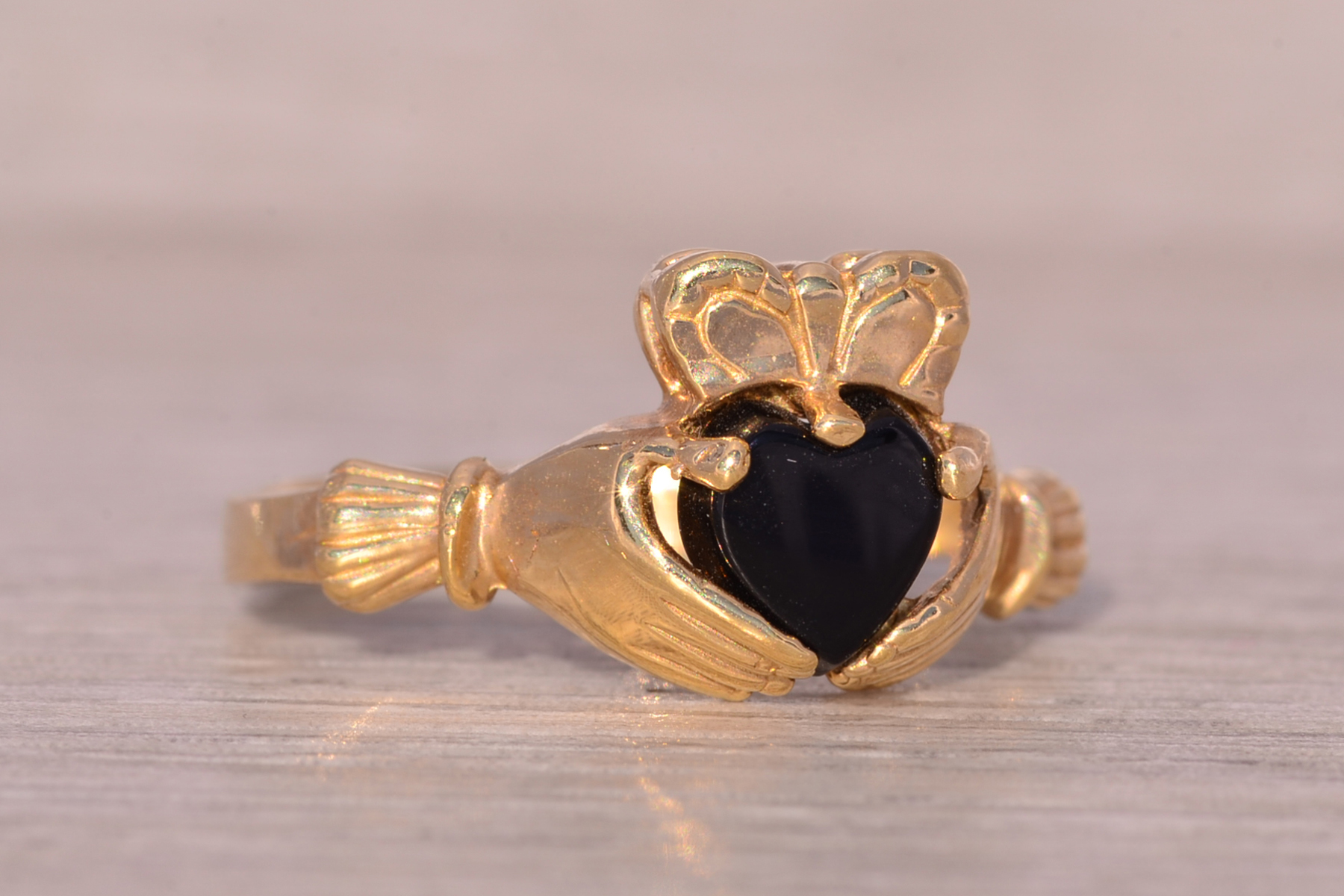 The Athlone: Claddagh Ring with Onyx in Yellow Gold - Image 6