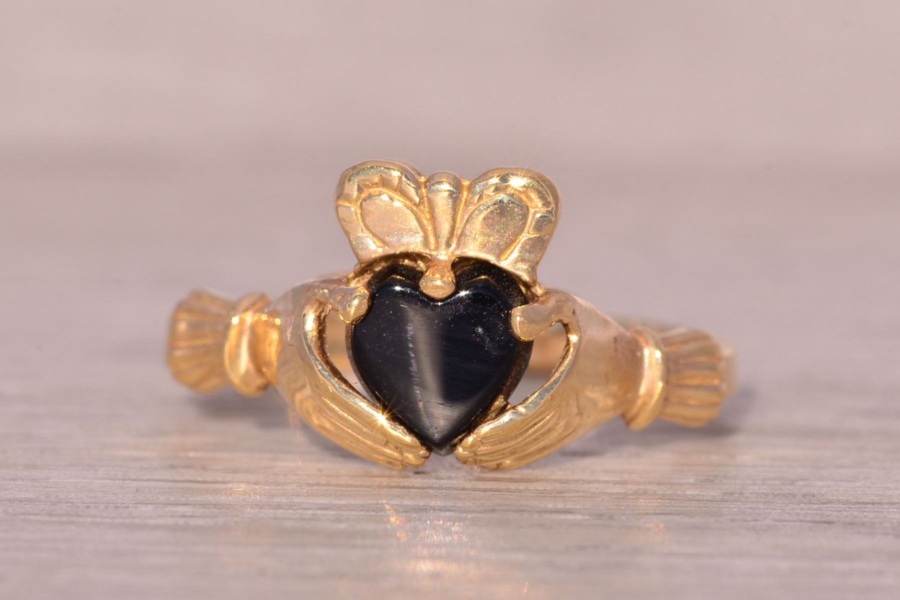 The Athlone: Claddagh Ring with Onyx in Yellow Gold - Image 7