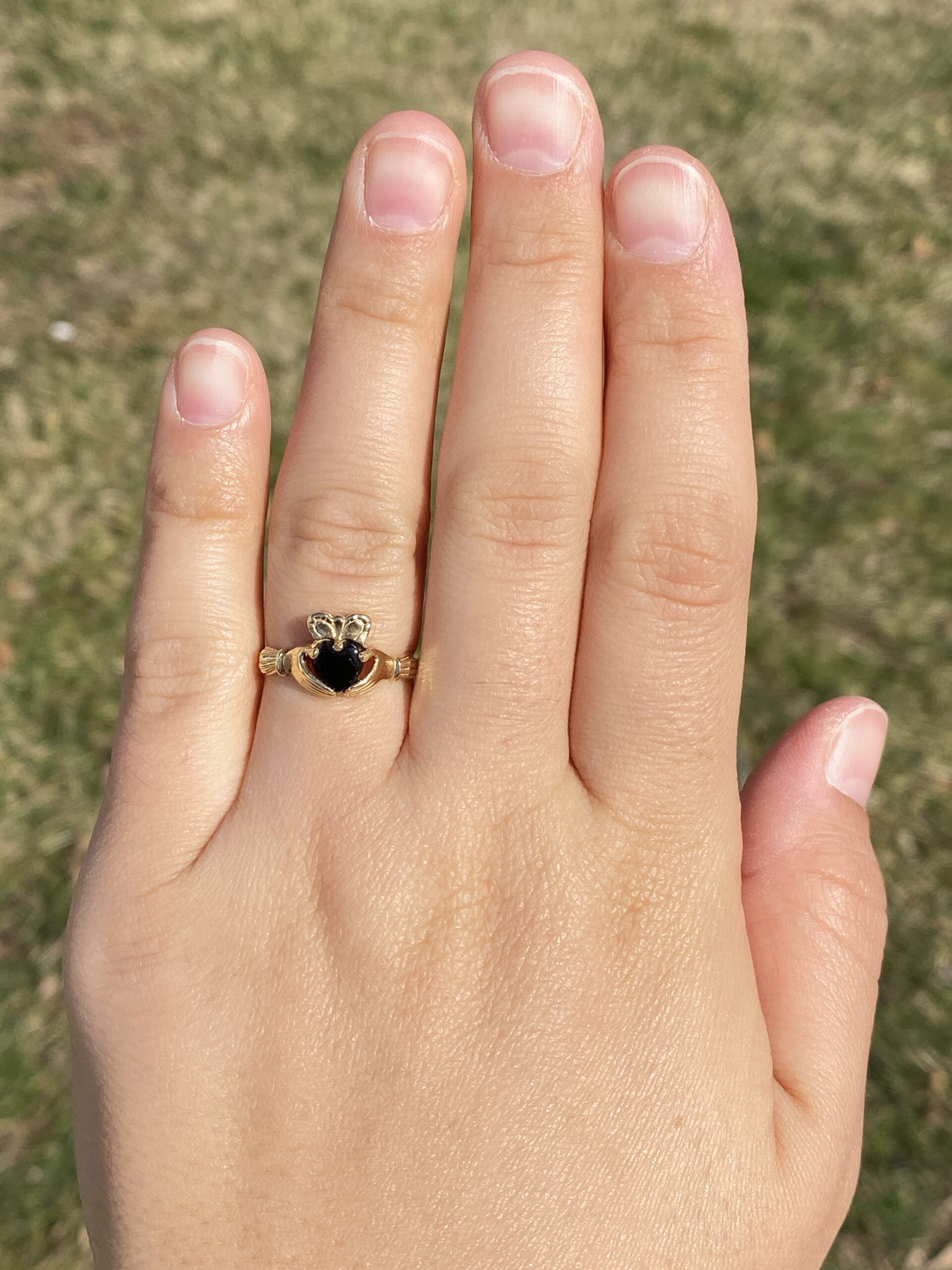 The Athlone: Claddagh Ring with Onyx in Yellow Gold - Image 8
