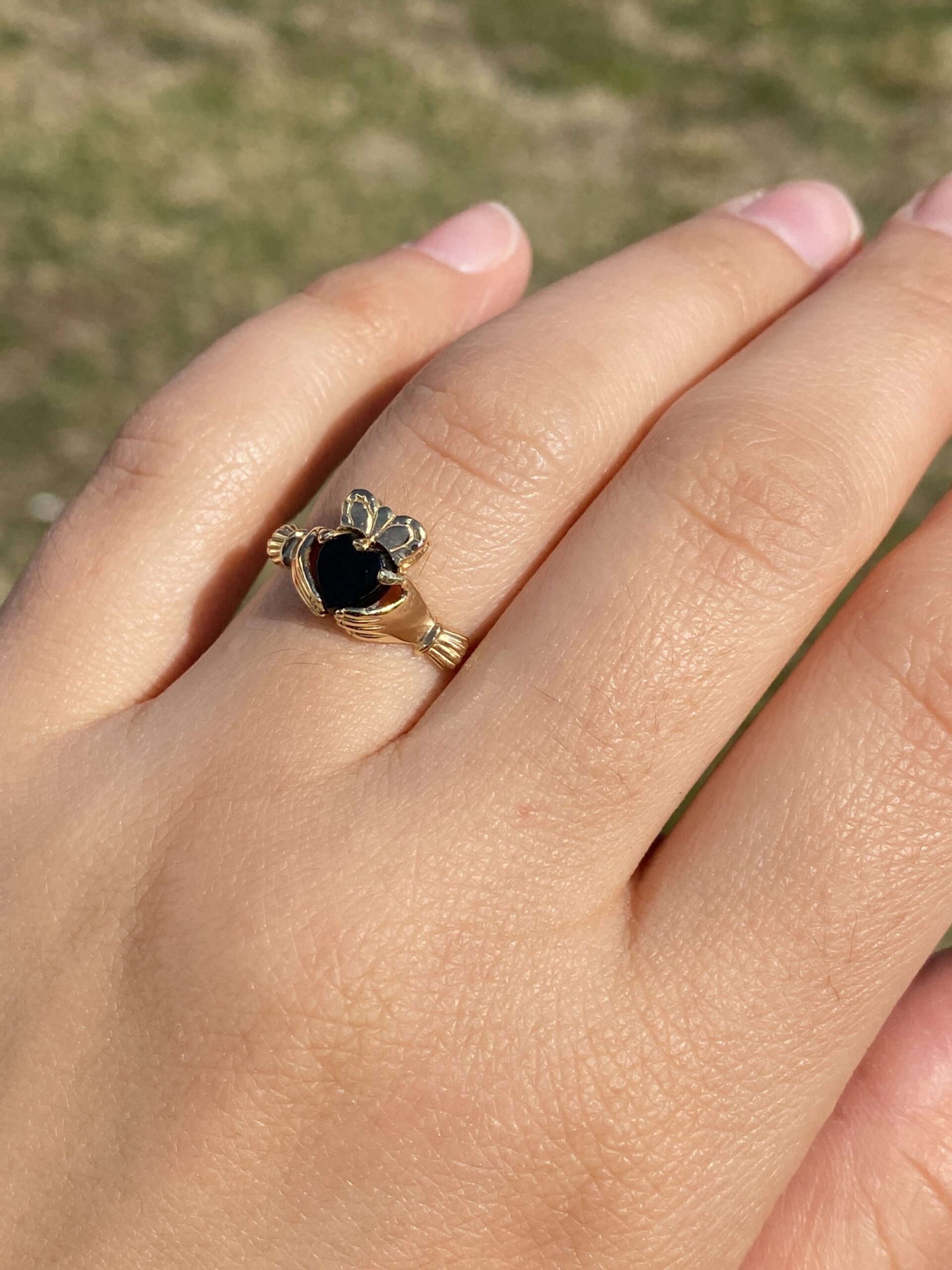 The Athlone: Claddagh Ring with Onyx in Yellow Gold - Image 9