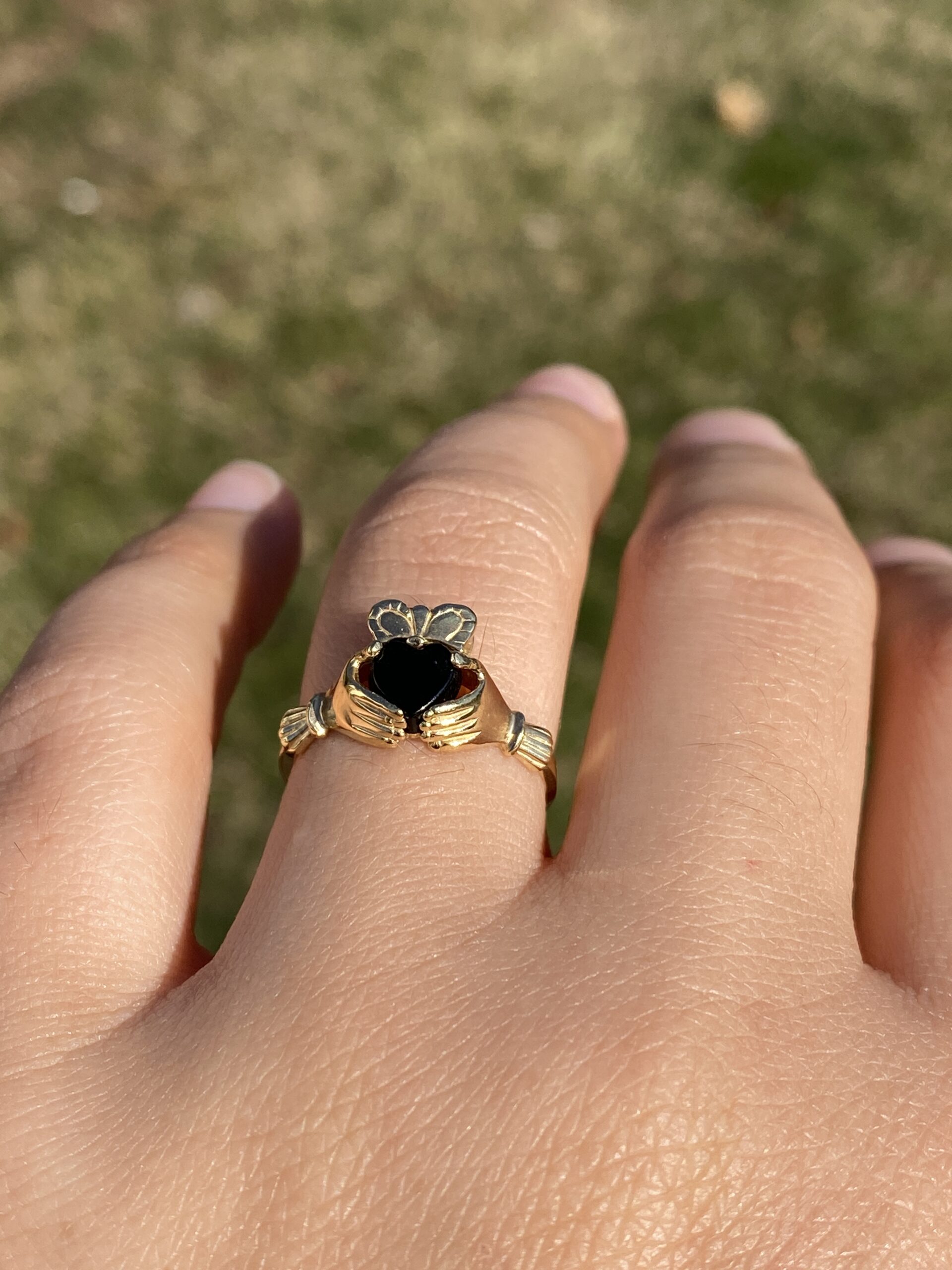 The Athlone: Claddagh Ring with Onyx in Yellow Gold - Image 10