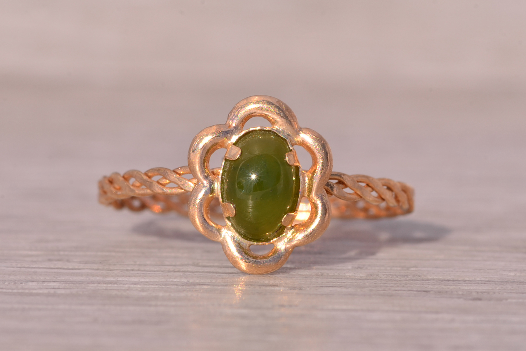 The Killarny: Nephrite Ring in Yellow Gold - Image 2