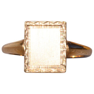 The Purie: Vintage Rectangular Signet Ring in Yellow Gold